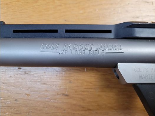 Racé Pistole Colt Target Model – Kal. .22LR – Eine der ersten Fertigungen von 1994, komplett aus Edelstahl – Erbe des legendären Woodsman – Exzellenter Abzug – Schwerer Bull Barrel – Picatinny-Schiene – 2. Magazin und Originalbox – Gebraucht, quasi neu!