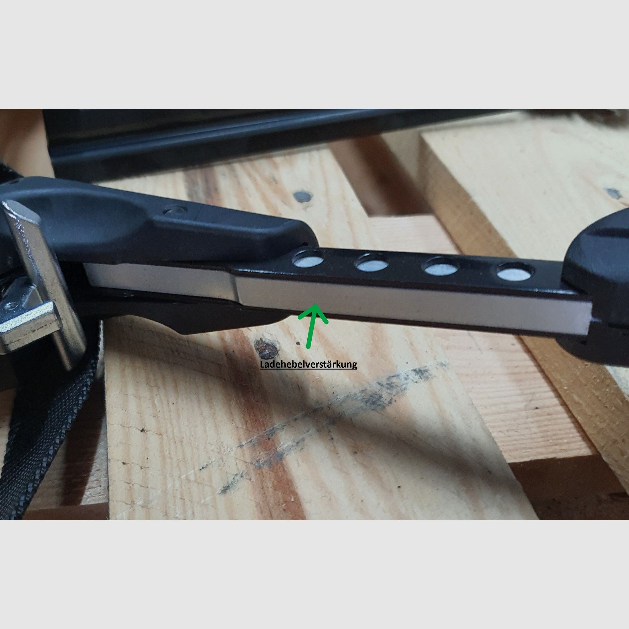 Taktische Repetierarmbrust Cobra Adder, 130 lbs, 7 Schuss Magazin und viel Zubehör.