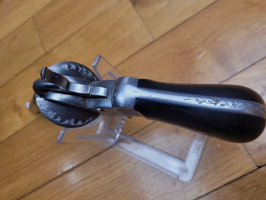 Seltenes Revolver mit Eyraud-System – drehbarer Lauf um eine Achse – Kaliber 9mm mit Zündhütchen – sechs Schüsse – Gravuren – BE/TBE, Bild 12 von 17