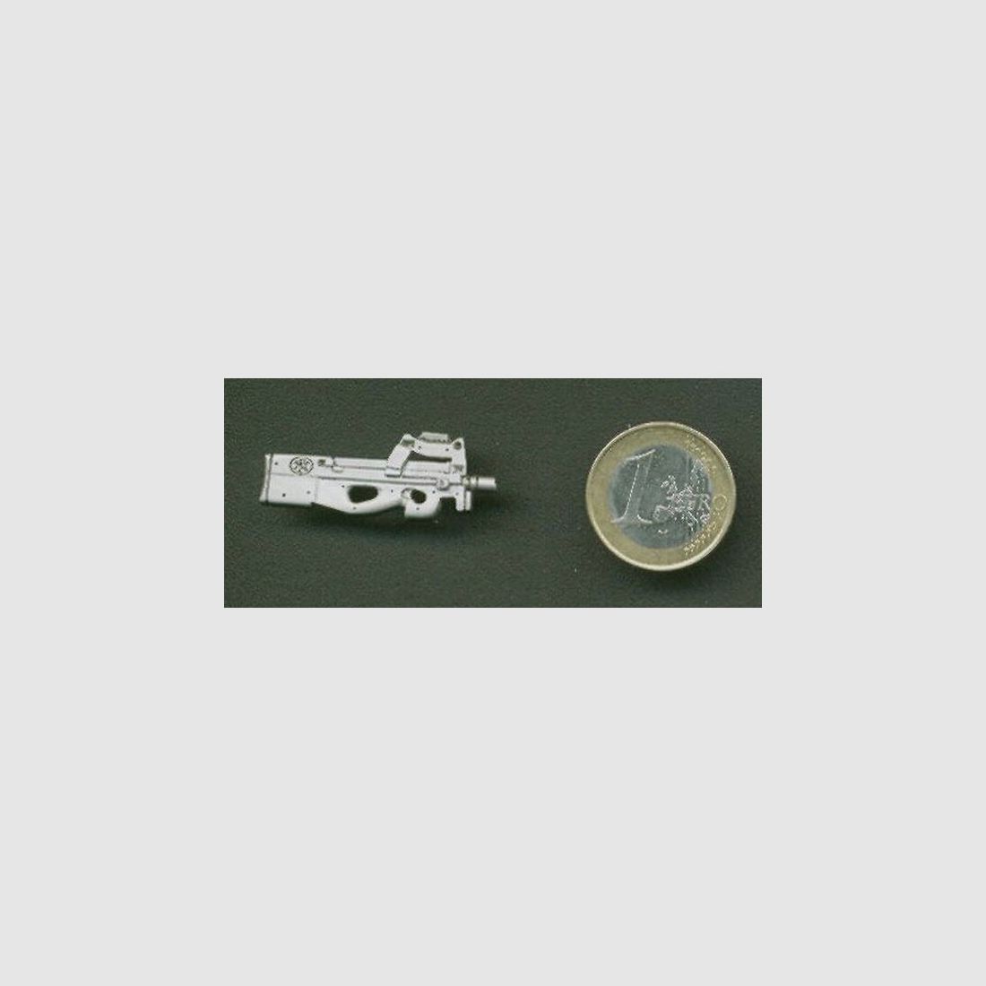 FN P90 Maschinenpistole als Metall-Anstecker