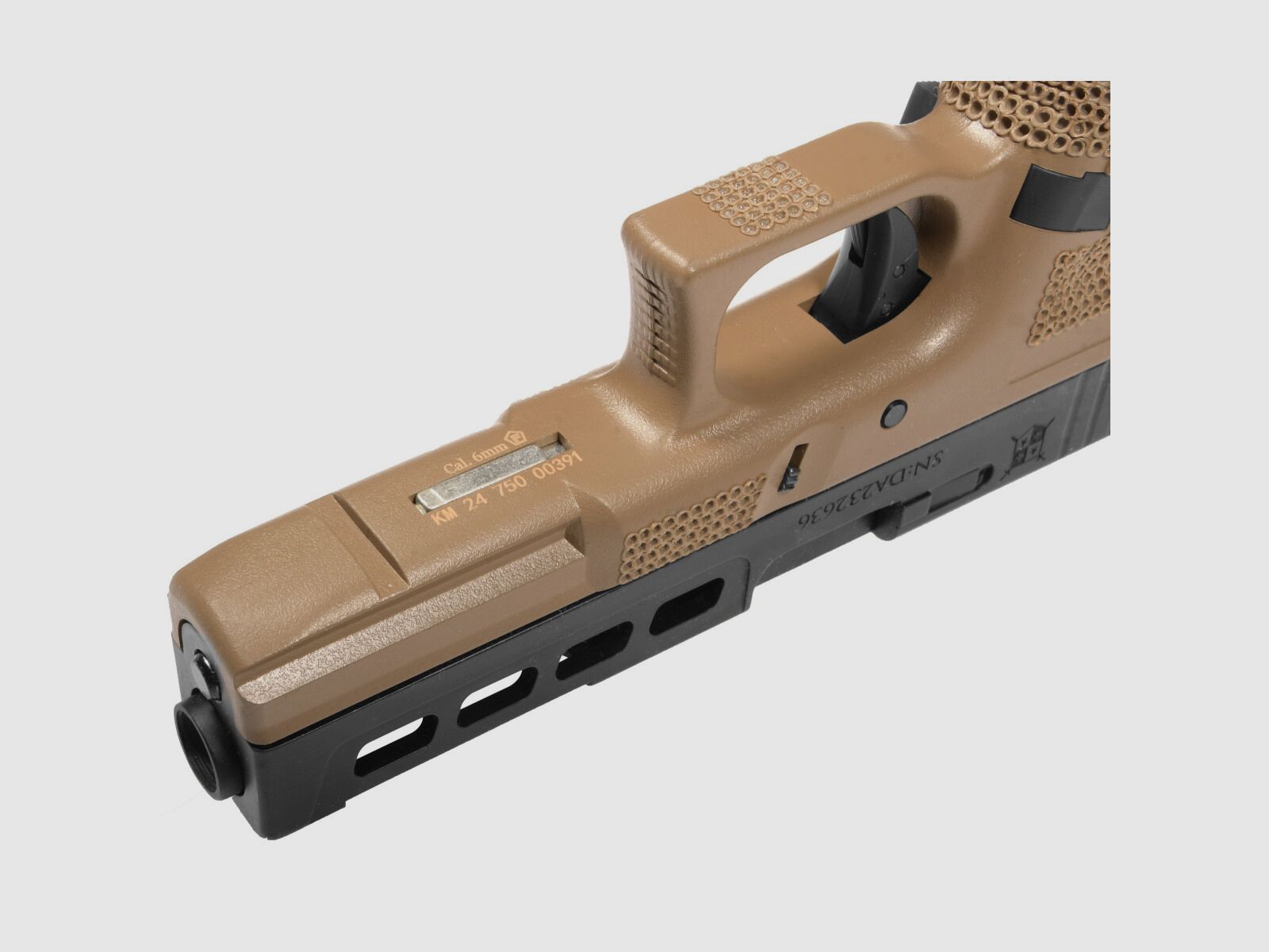 P06 GBB Airsoft Pistol con Grip Stippling in Tan | Delta Armory