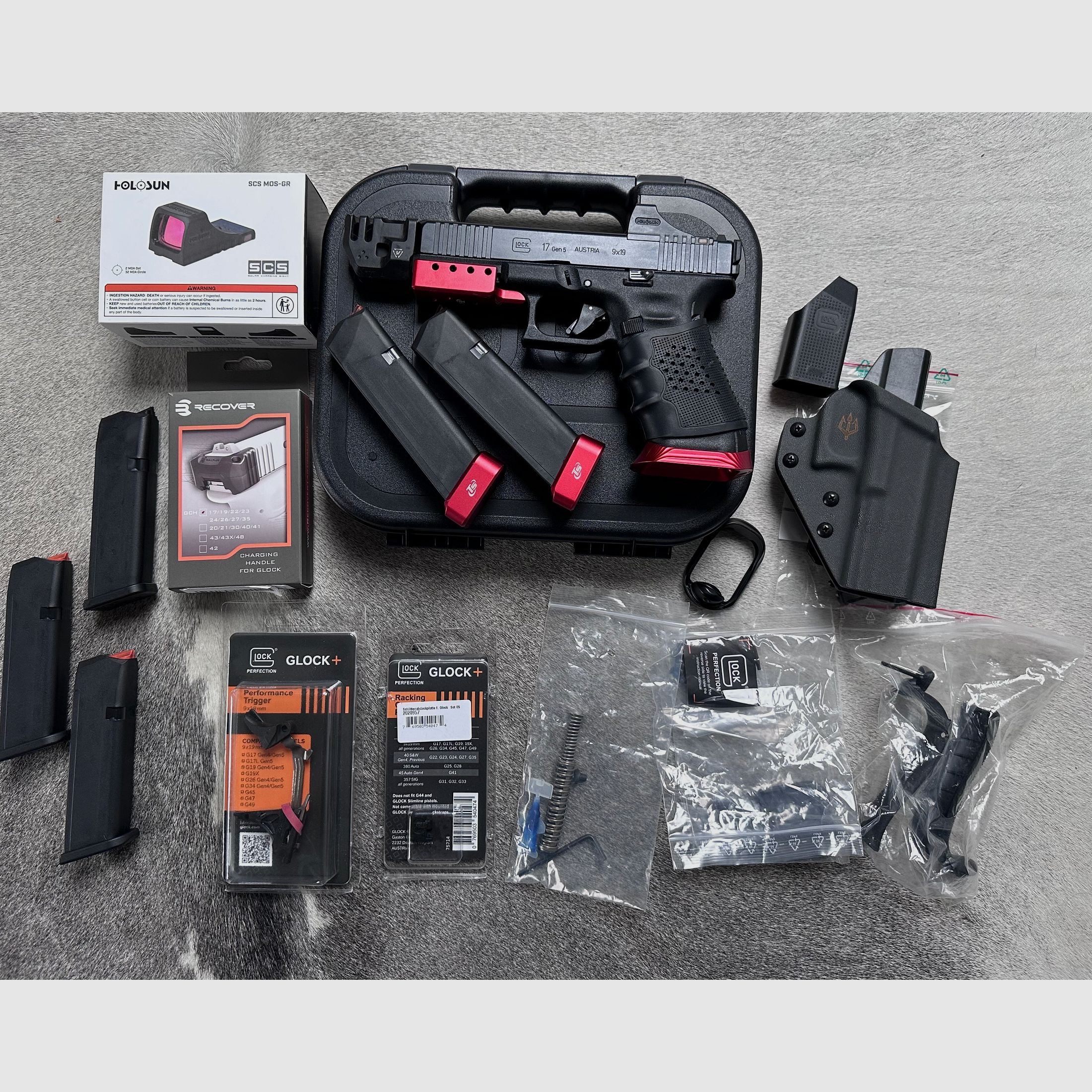 Glock 17 Gen5 MOS (01/2025), Strike Industries Comp, Holosun SCS-MOS-GR, Black Trident Holster, many extras, as good as new