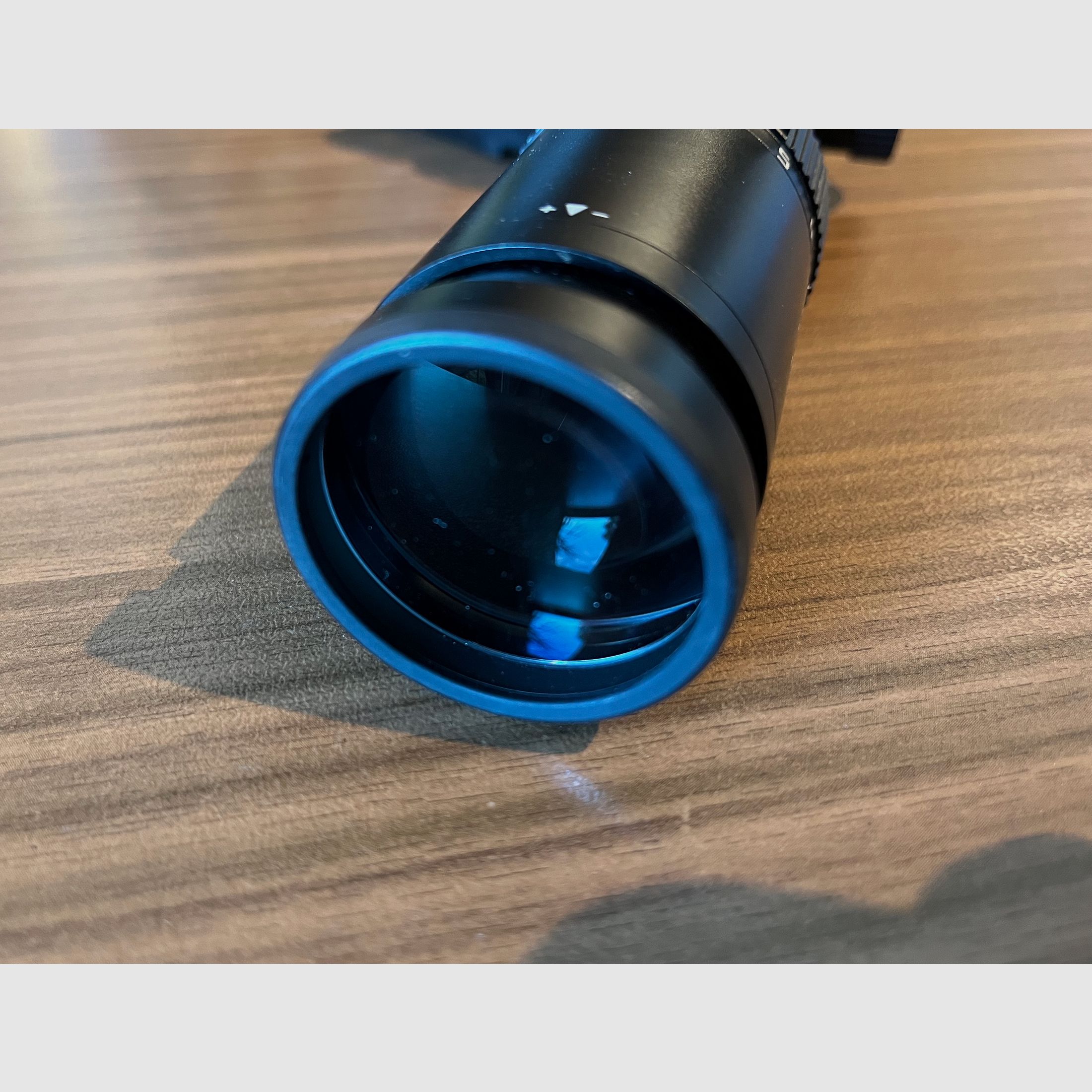 LEICA AMPLUS 6 2.5-15x50i Zielfernrohr (BDC), Absehen L - 4a + Flip Cover vorne