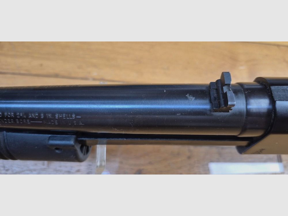 Très beau fusil à pompe Maverick 88 — Fabrication Mossberg — Cal. 12/76 — Canon lisse en 61 cm — Crosse synthétique — 5 coups +1 — Le pompe fiable et abordable par excellence — État quasi parfait —TBE+/TBE++, image 21 sur 33