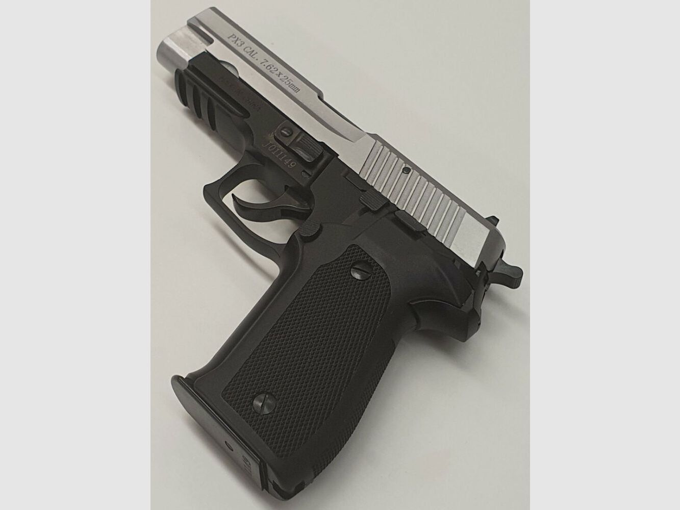 Pistola semiautomática NORINCO Mod. NP762/ NP22/ PX-3 bicolor en calibre 7,62x25tokarev incluyendo accesorios, imagen 2 de 9
