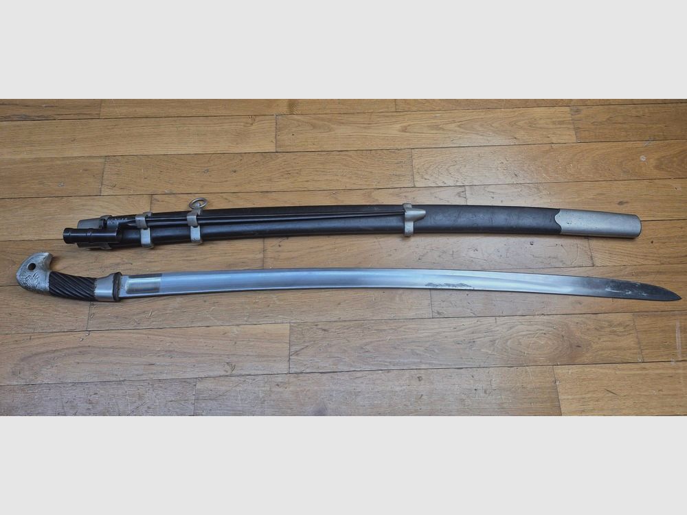 Bellissima shashka sovietica "cossack" modello 1927 - Rarissima arma di truppa con accessori bianchi nichelati (e non ottone) per il NKVD - Lama standard con gola singola e tallone profondo dritto - Arsenal di Zlatoust nel 1936 - Timbri di accettazione omogenei - Fodero conforme e originale modello truppa - TBE+, immagine 4 di 32