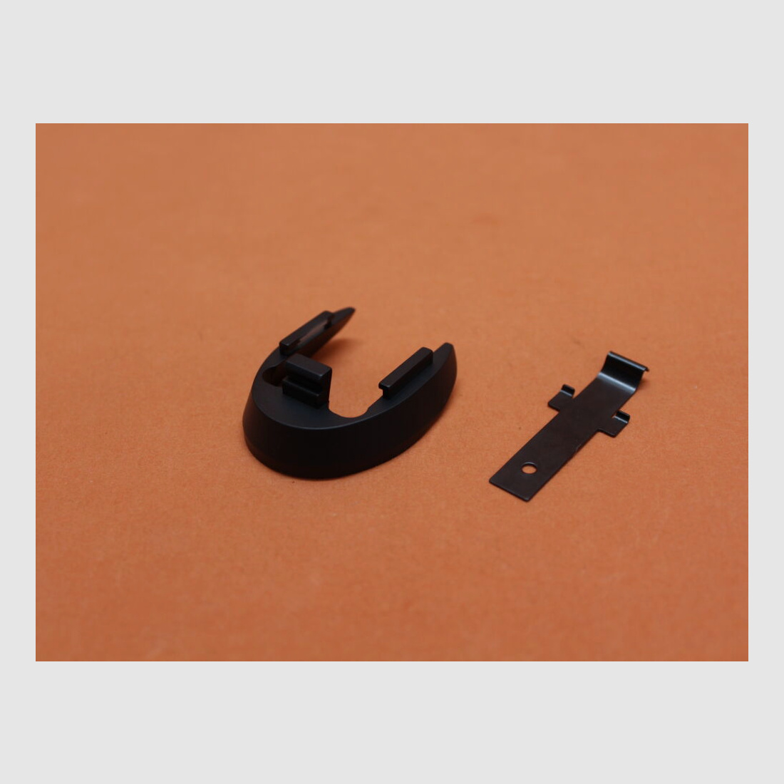 SIG Sauer SIG Sauer P226: SIG Sauer P226: Lejek magazynkowy (34226555) czarny aluminiowy i klamra (34226382) oksydowana