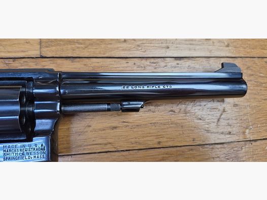 Sehr schönes Exemplar des Revolvers Smith & Wesson 17-3 – Präzisions- und Trainingsrevolver im Kal. .22Lr – Waffe von Springfield aus 1972/1973 – „Pinned and recessed“ – Brünierung und Anpassungen ausgezeichnet – Mechanik in TBE++ – Neu gefluterter Lauf mit 6 Zoll und hervorragenden Zügen – Premium-Qualitätswaffe in heute unberührten Finishes – TBE++ / TBE+++