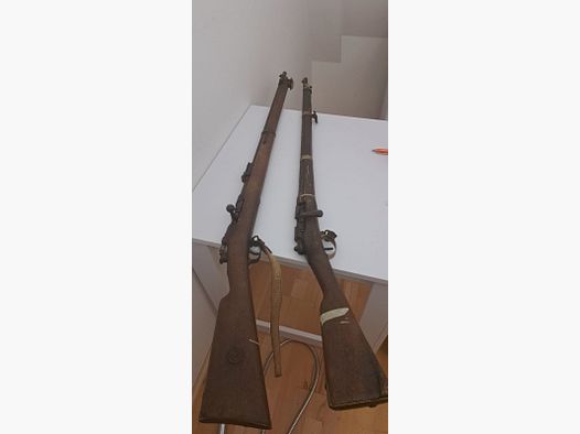 Die beiden Gewehre auf dem Bild sind historische Militärgewehre mit Zylinderverschluss 