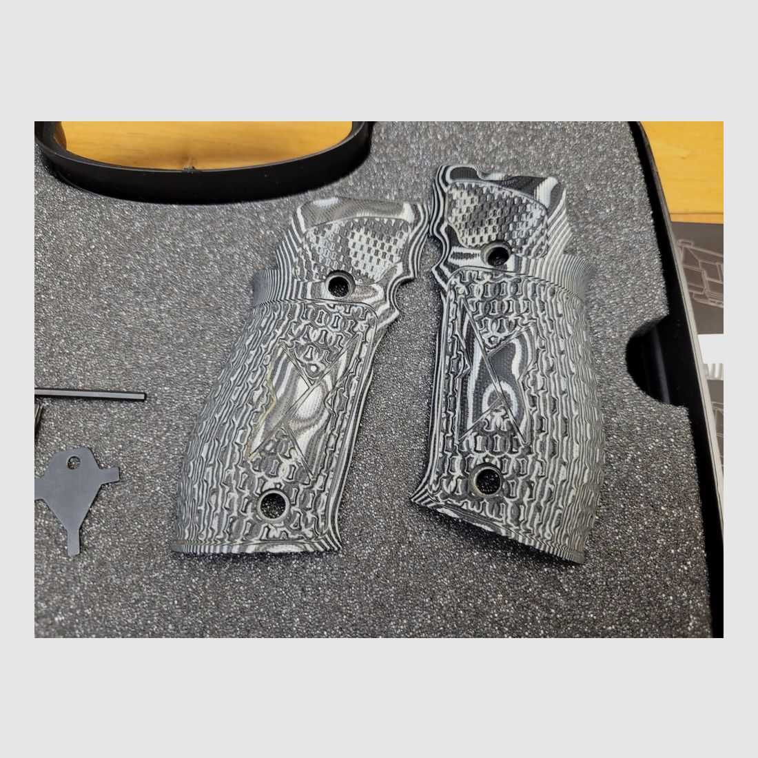 Exceptionnel Sig Sauer X Five « Black and White » – Cal. 9×19 – Fabrication du Mastershop Sig Sauer – Simple action uniquement – Départ prodigieux – 2 chargeurs 19 coups – Sûreté ambidextre – Plaquettes d&rsquo;origine + Armanov – Guidon fibre optique – Coffret outils documents – La Batmobile des armes de poing moderne ! – Occasion à l&rsquo;état véritable de Neuf absolu !, image 29 sur 30