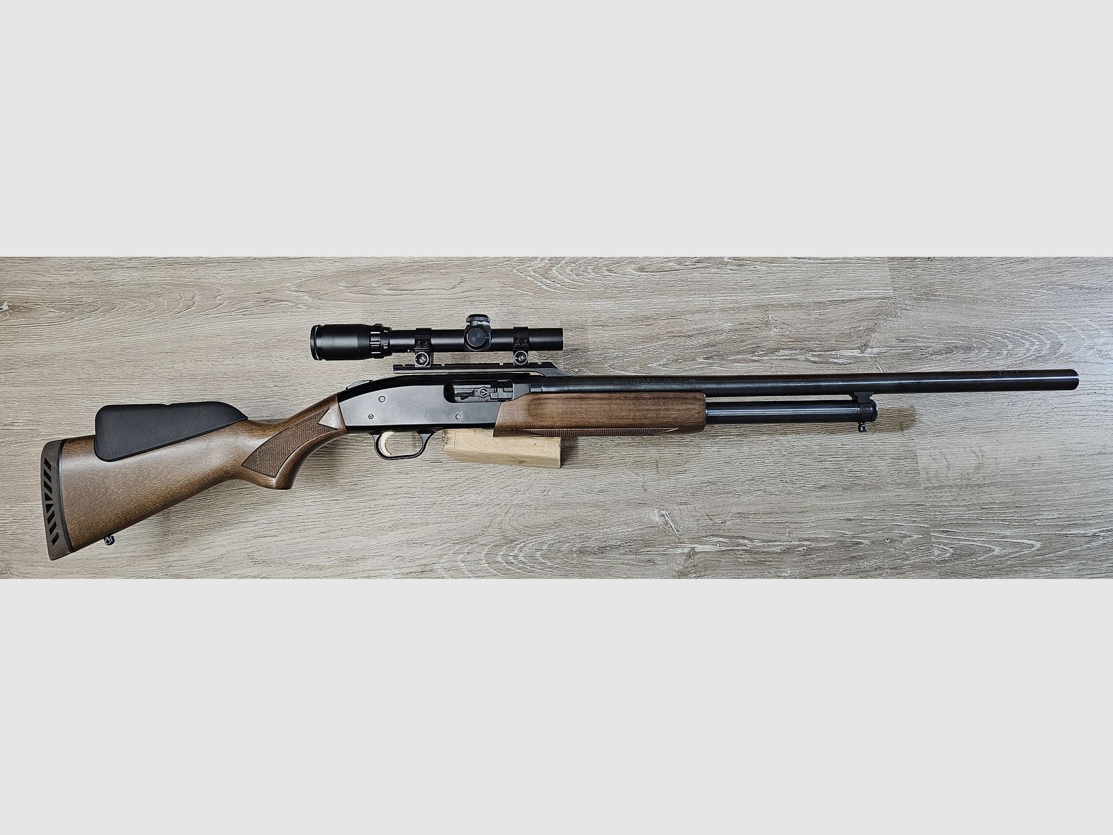 Mossberg 500A Kaliber 12/76, Vorderschaft-Repetierer, Pump-Flinte, gezogener Lauf mit Bushnell Zielfernrohr
