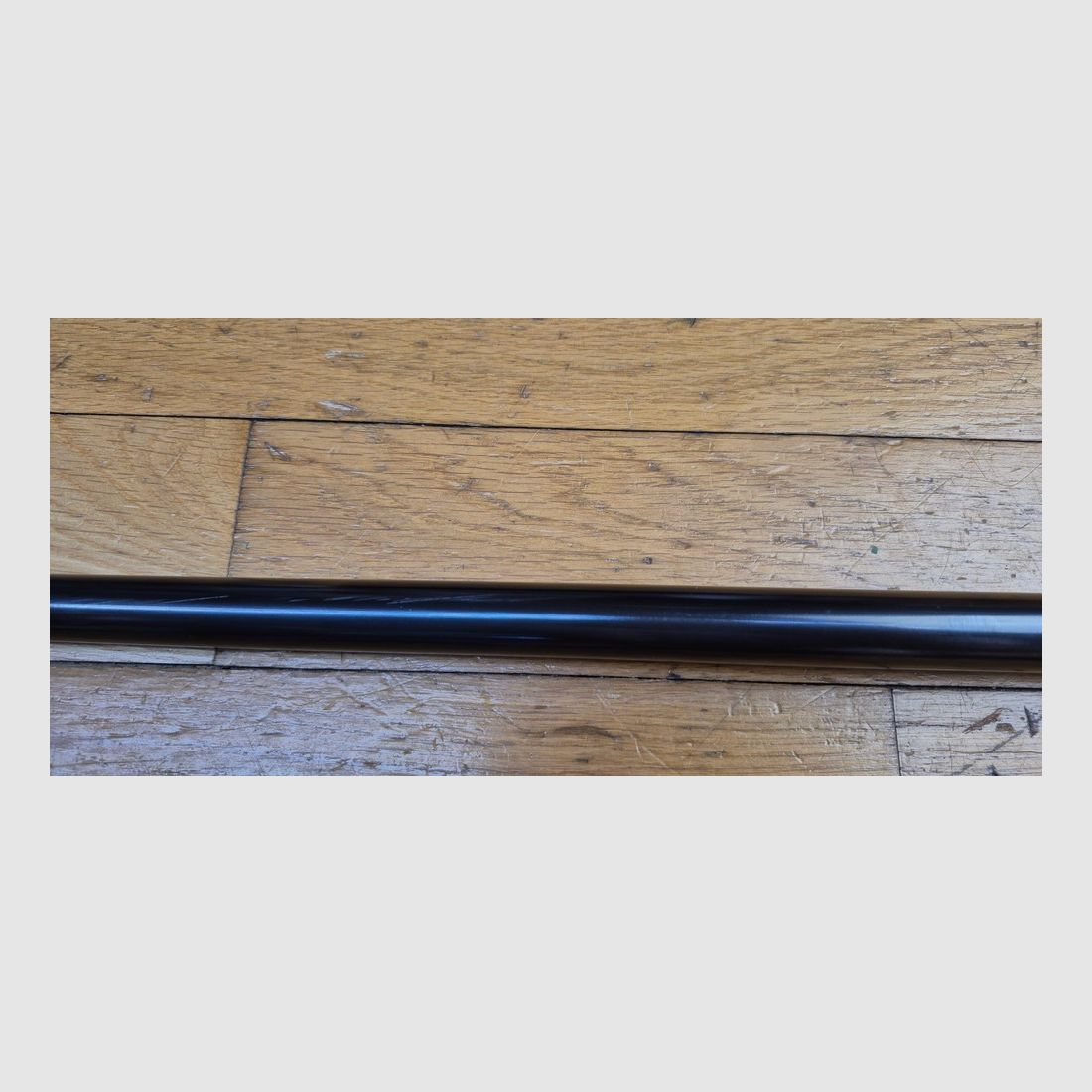 Sehr schöner und seltener Revolver 1873 „AMERICAN BUNTLINE“ – Kal. .44 WCF (.44-40) – Lauf 18“ (46 cm !) – Abnehmbare Schaft aus Holz und Messing – Herstellung von Uberti aus 1972 – Einwandfreie Mechanik – Sehr guter ästhetischer Zustand – TBE/TBE+, Bild 30 von 39