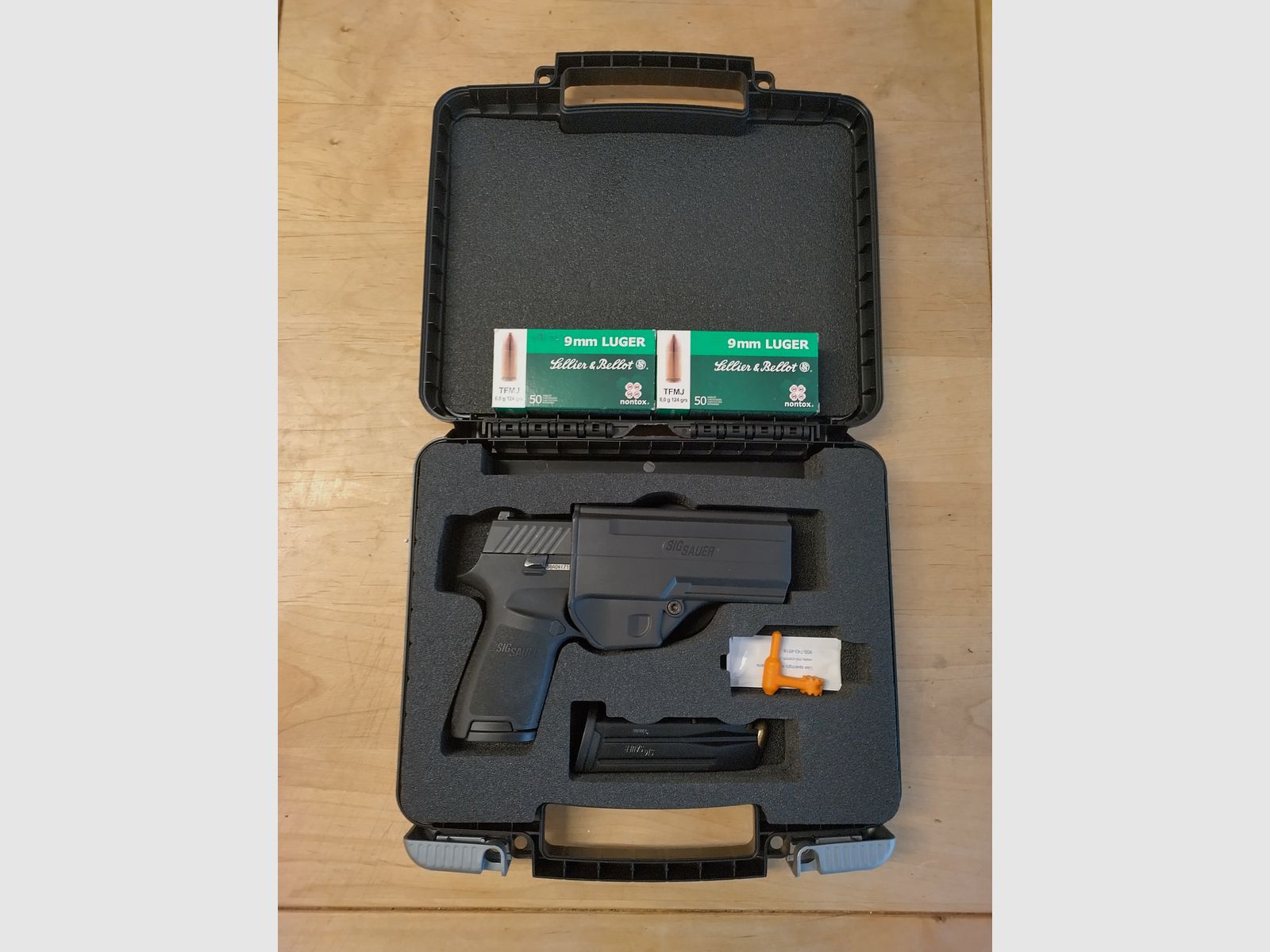 <SIG SAUER P320 Compact Cal. 9 mm Luger: Like new and available immediately!