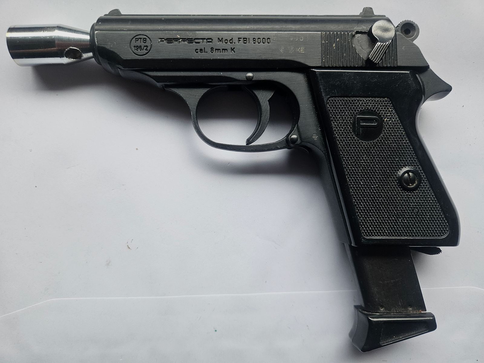 Pistola a gas Perfecta 8000 8mm con caricatore e un becher di lancio.. Vedi immagini..... PTB 196-2....... Con calcio.......