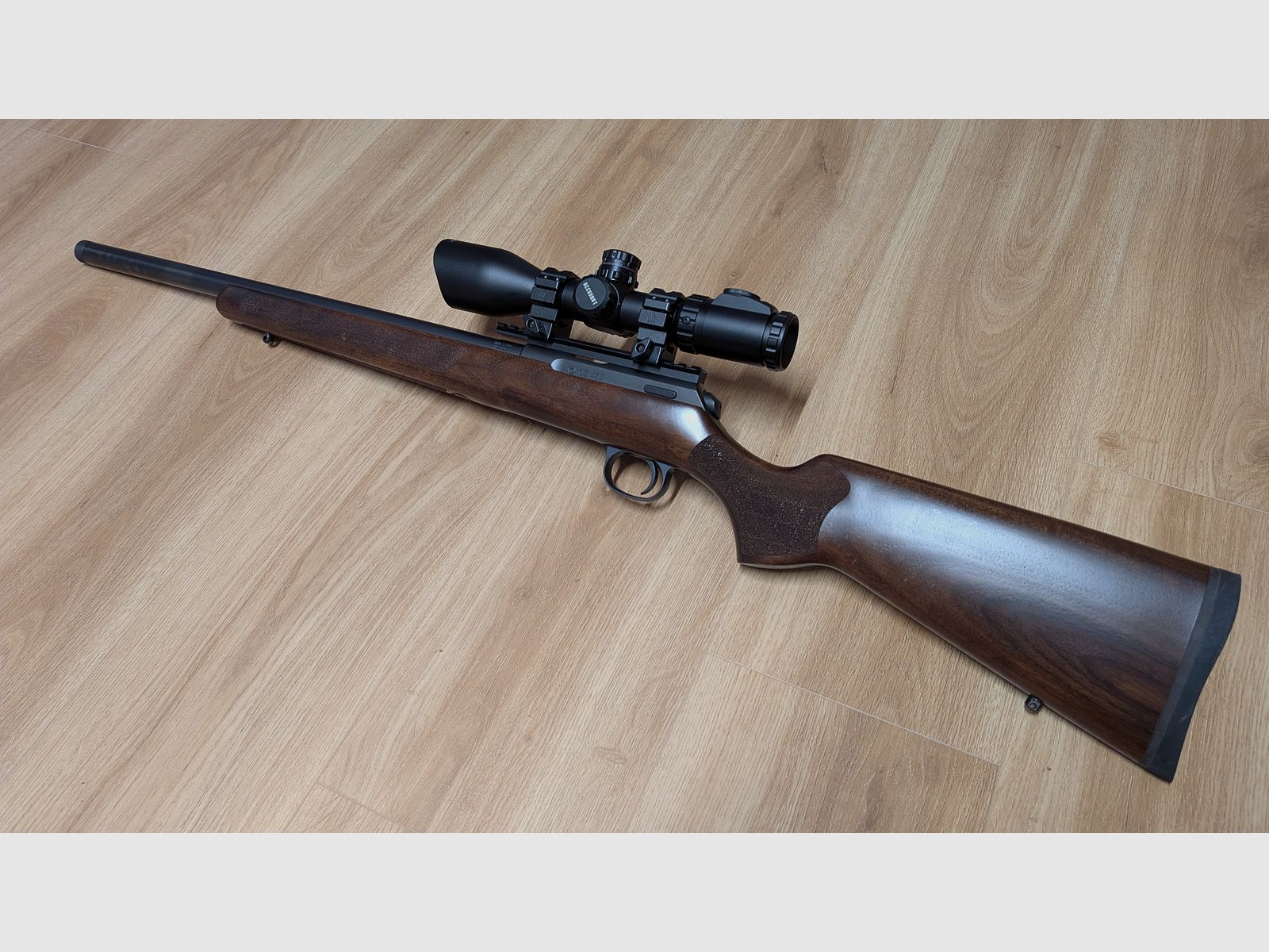 CZ 457 Varmint w .22 WMR, z UTC 4-16x44 Accushot, szyna Picatinny CZ