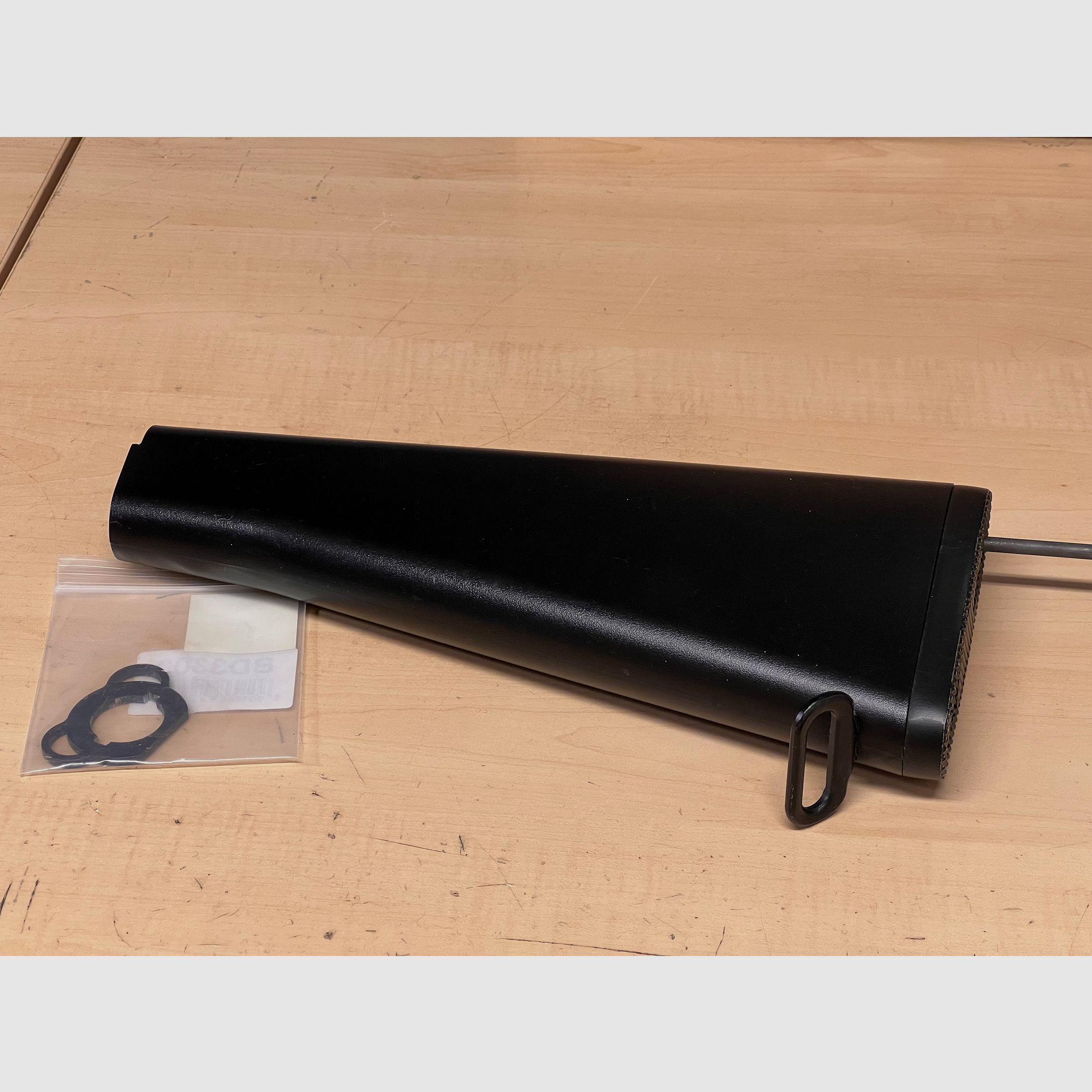 Schoudersteun voor Airsoft M16 of M4 modellen in zwart met slingbevestiging