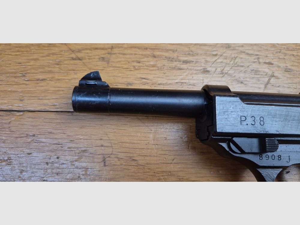Très beau Pistolet Walther P38 – Fabrication Walther Zella Mehlis en Code AC – Arme d&rsquo;octobre 1944 – Bronzage d&rsquo;origine à 99,5% – Mécanique impeccable – Beau canon miroir – 100% pièces d&rsquo;origine – Mono-matricule sauf chargeur – Excellent état – TBE++, image 9 sur 27