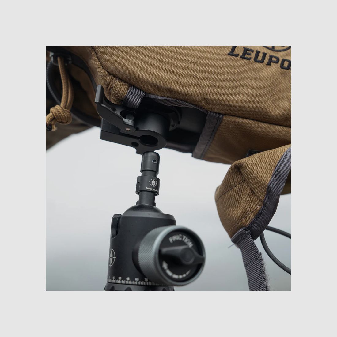 Spartan Precision Equipment Ascent Tripod™ Gen 2 Woodland mit Davros Pro Head™ und Trekkingstockgriffen