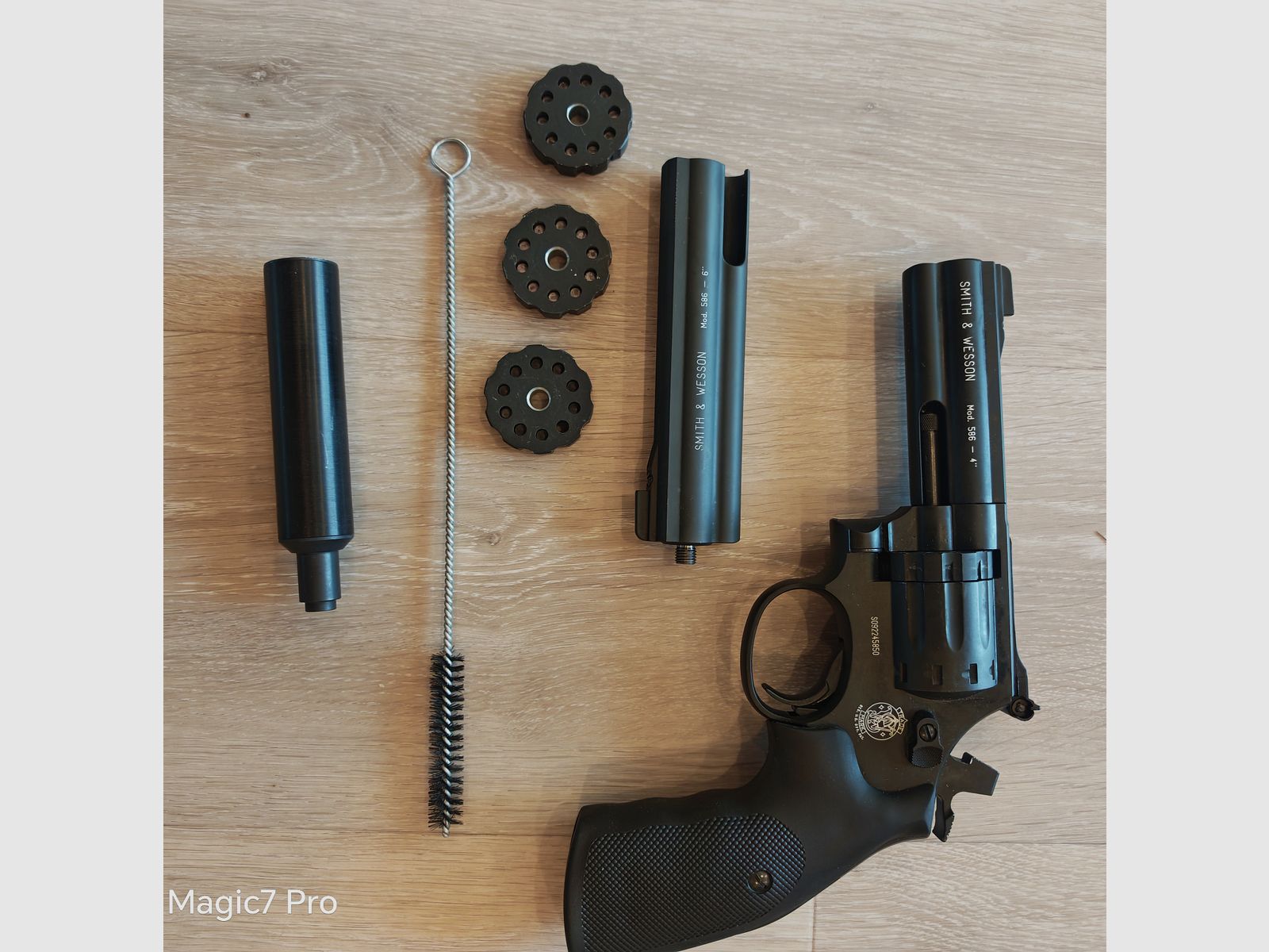 Smith & Wesson 586 revolver Co2. Longueur de canon de 6 pouces + 3,5 pouces, silencieux, 4,5 mm, mallette.
