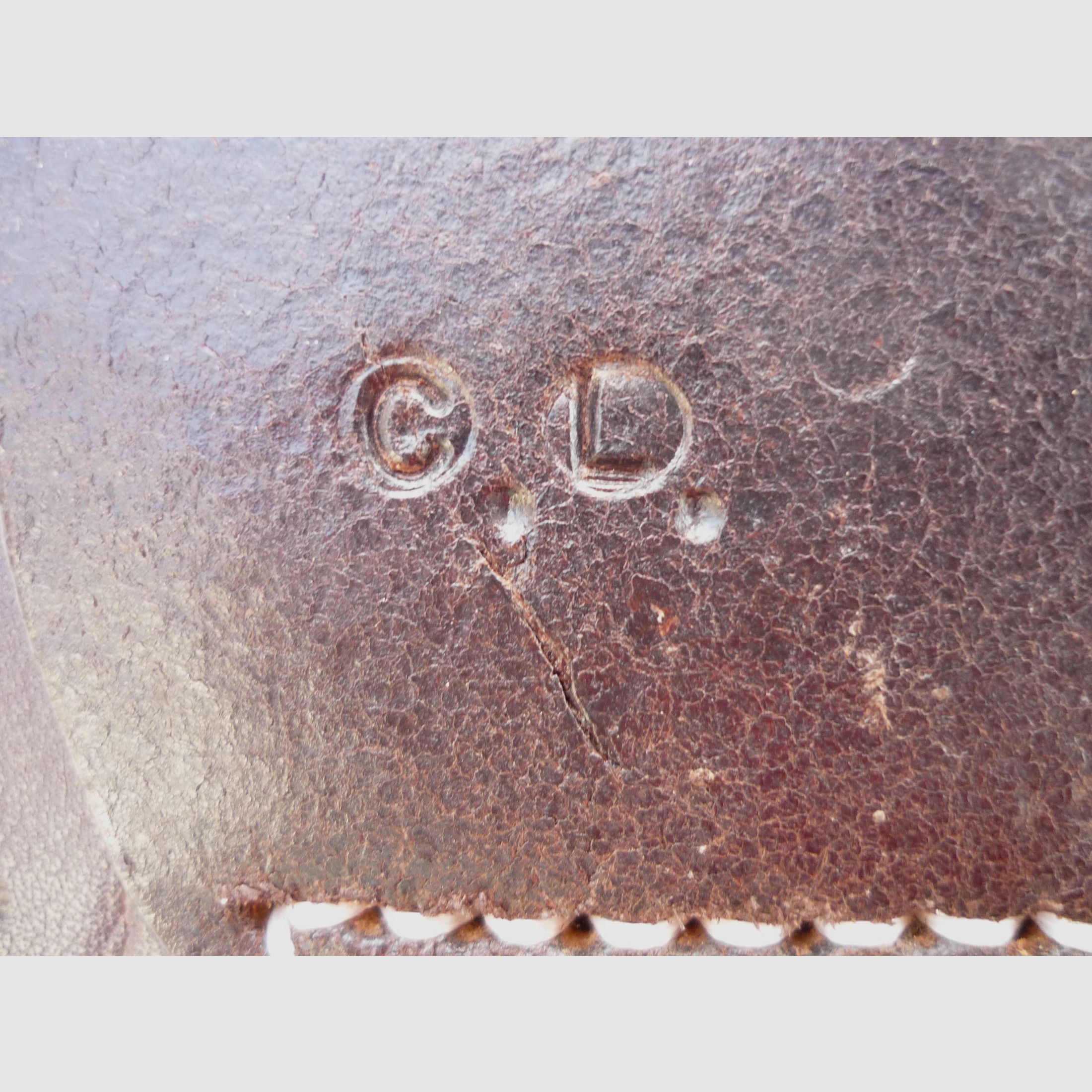 HKDesign Holster Art. Nr. 005 met randdrukpatroon voor een kleinere revolver - Linkshandig