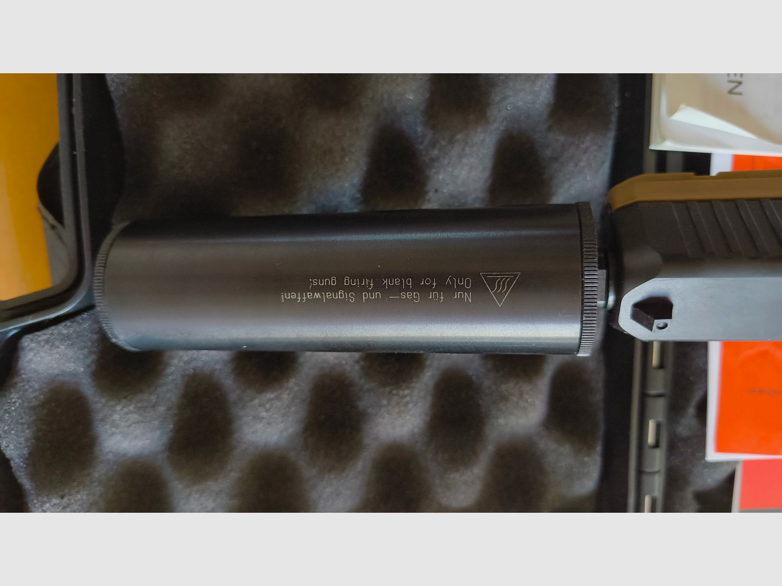 Glock 17 Pak Tan con silenciador Umarex