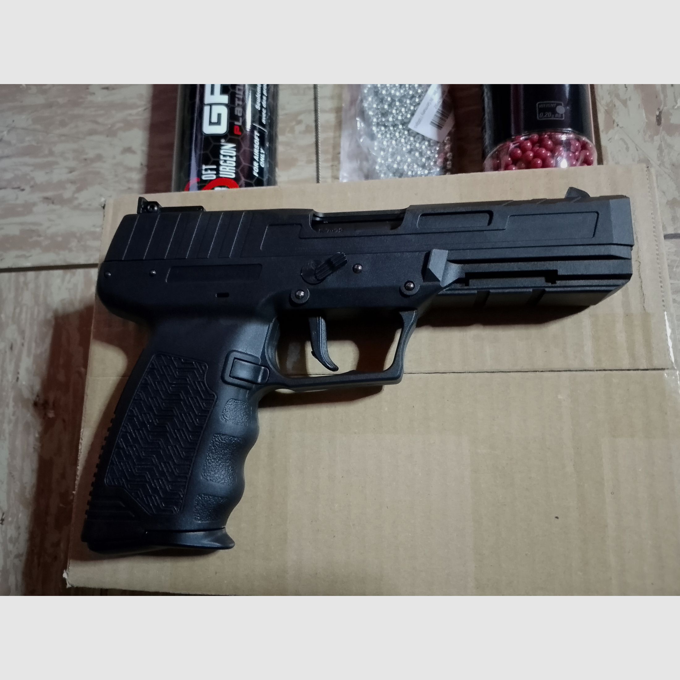 Kli Maverick GBB Gas Blow Back Airsoft Pistole mit Zubehör Greengas + Stahl und 0,20g H&K BB's im Set neuwertig
