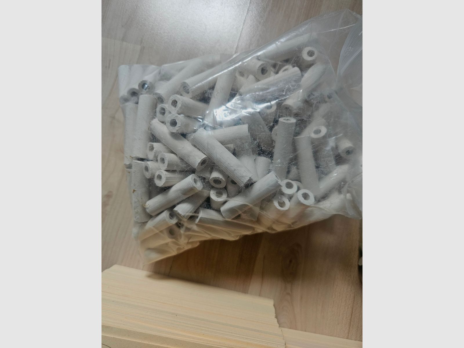 Konvolut Luftgewehrscheiben, Tonsterne, Tonröhren