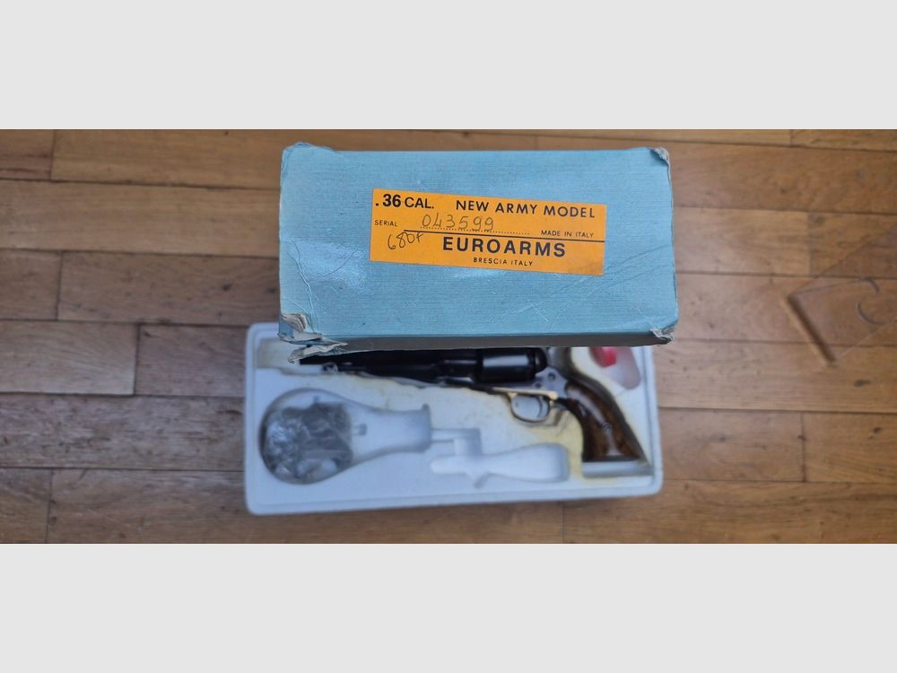 Schöner Revolver Remington 1858 New Model Navy — Kal.36 PN — Italienische Kopie Armi San Marco — Waffe von 1975 in hervorragender Verarbeitung — Brünierung zu 99,9% — Jaspage noch gut vorhanden — Schöne Nussbaum-Griffschalen — Exzellente Mechanik — Spiegelkanal — TBE/TBE+, Bild 24 von 24