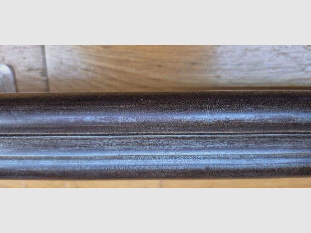 Sehr schönes Seitengewehr – Signiert auf der Laufbande „Maison de l’Inventeur Lefaucheux – 37 rue Vivienne in Paris“ – Wunderschöne Damaschusläufe – Kal. 16 – Brünierung bei 85% – Wunderschöne Gravuren an Beschlägen und Teilen – Alle Schrauben guillochiert – Schaftplatte aus Ebenholz – Sehr schönes rotes Nussbaumholz – Ausgezeichneter mechanischer Zustand – Kein Spiel – Läufe innen noch sehr sauber trotz alter Oxidation – Und ein „ECHTER“ Lefaucheux! – Waffe in TBE insgesamt – TBE, Bild 28 von 47