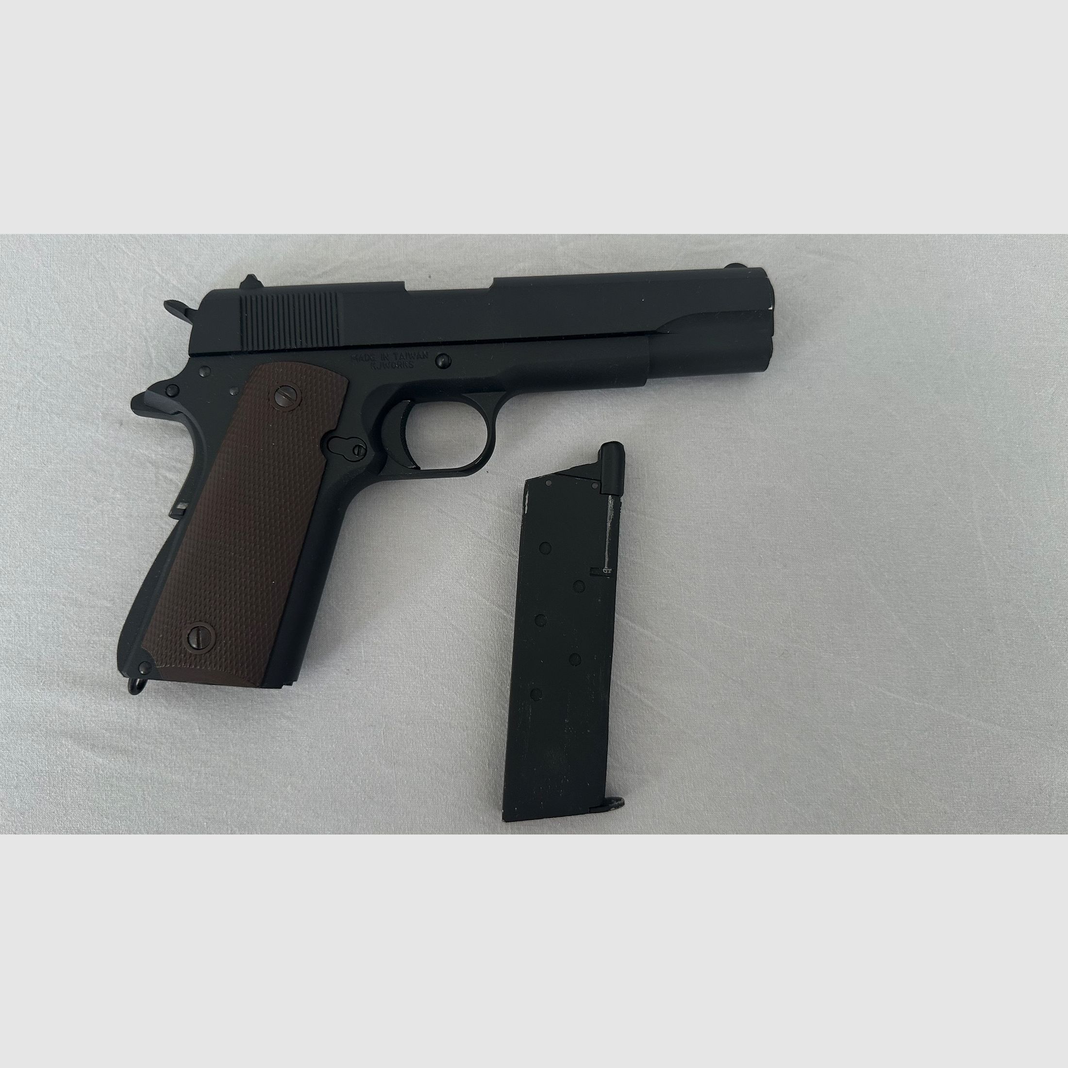 Einzigartige KJWorks Colt 1911 Airsoft 6mm BB Vollmetall Maßstabsgetreu dem Original nachgefertigt.