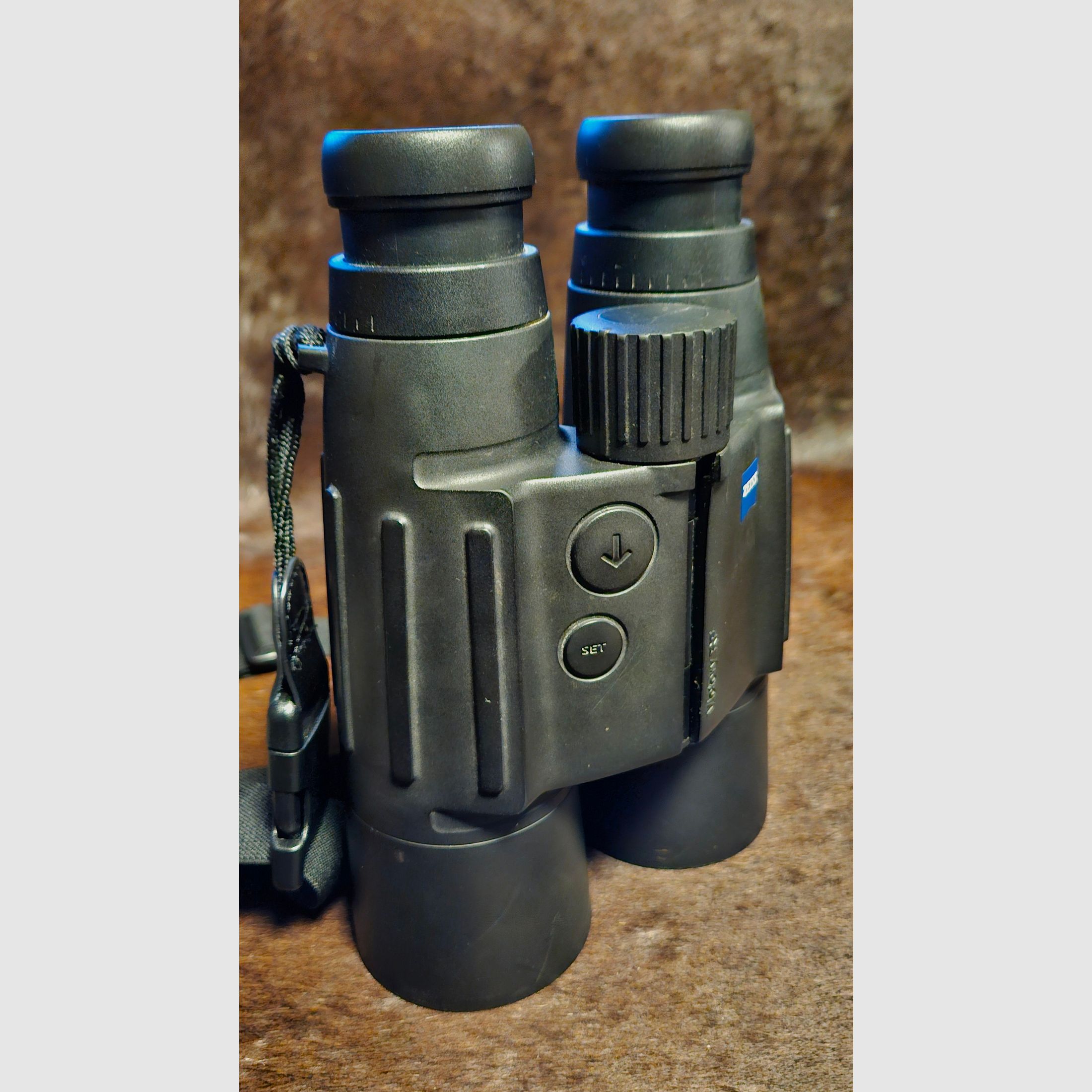 ZEISS Victory 10x56 T RF - Fernglas mit Entfernungsmesser - mit umfangreichem Zubehör