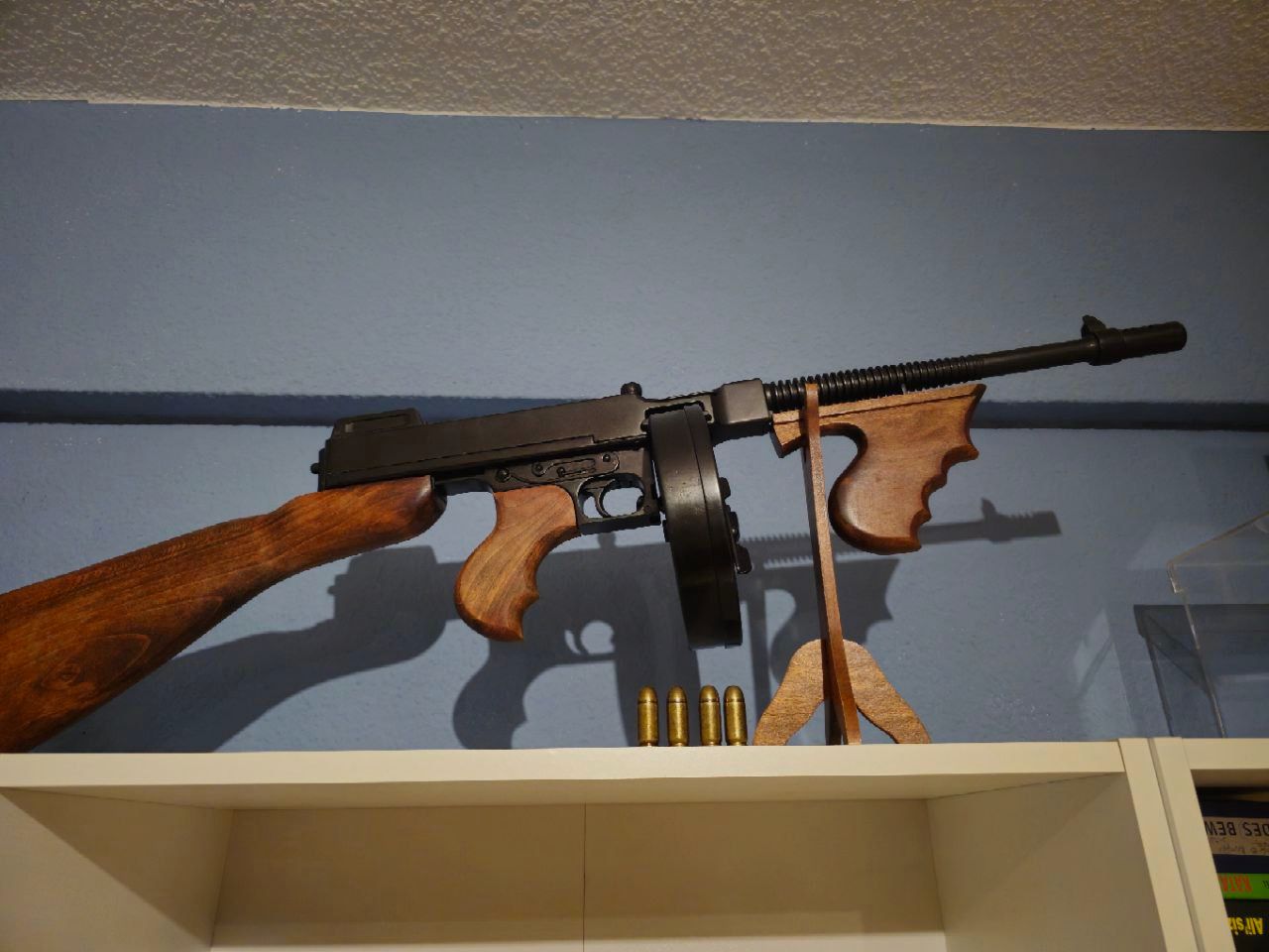 Dekowaffe Thompson M1928 "Chicago Typewriter" Replik von Denix inkl. Zubehör – Nicht schussfähig!
