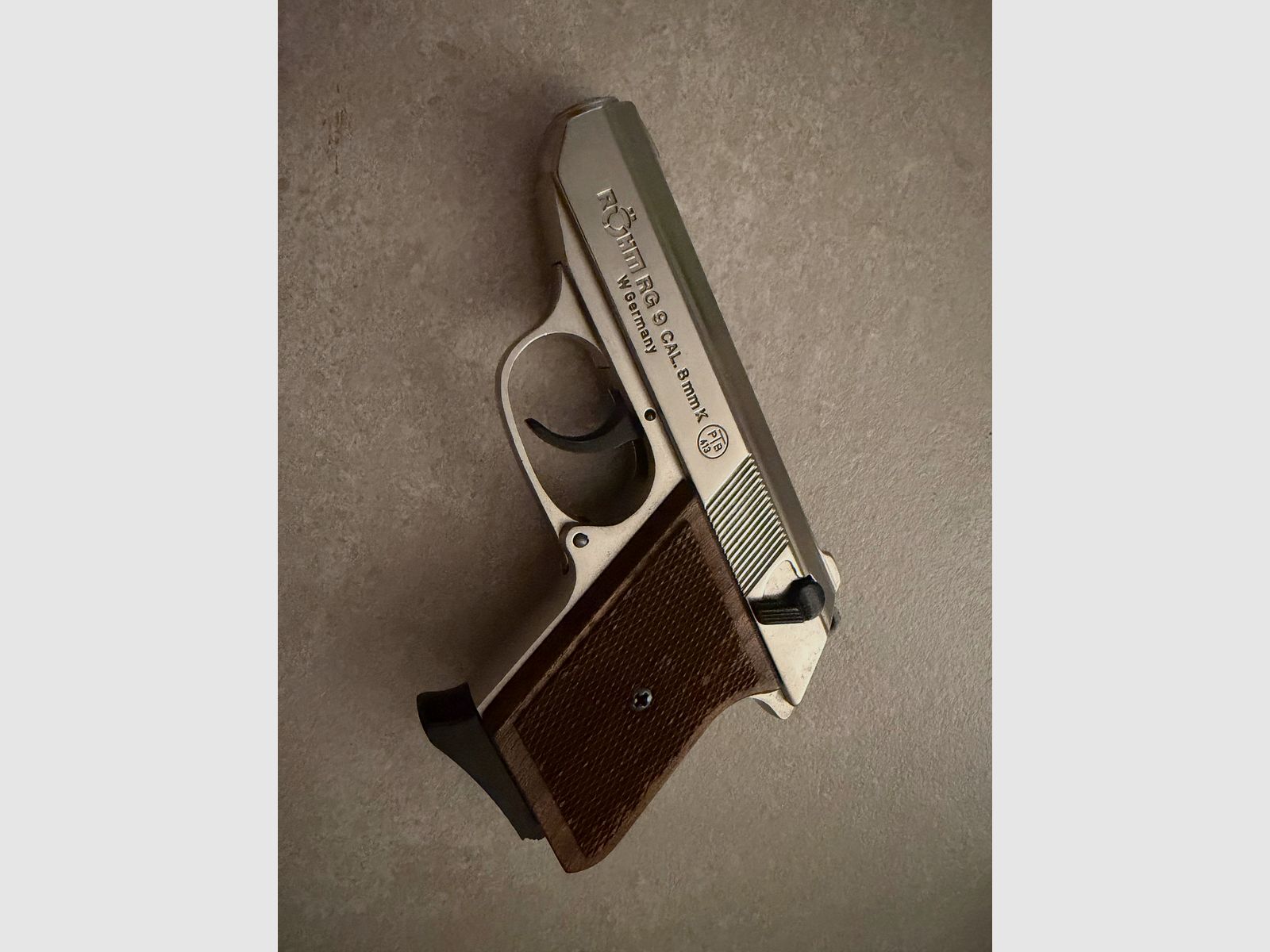 Pistolet gazowy Röhm RG 9 8mm niklowany z drewnianą rękojeścią