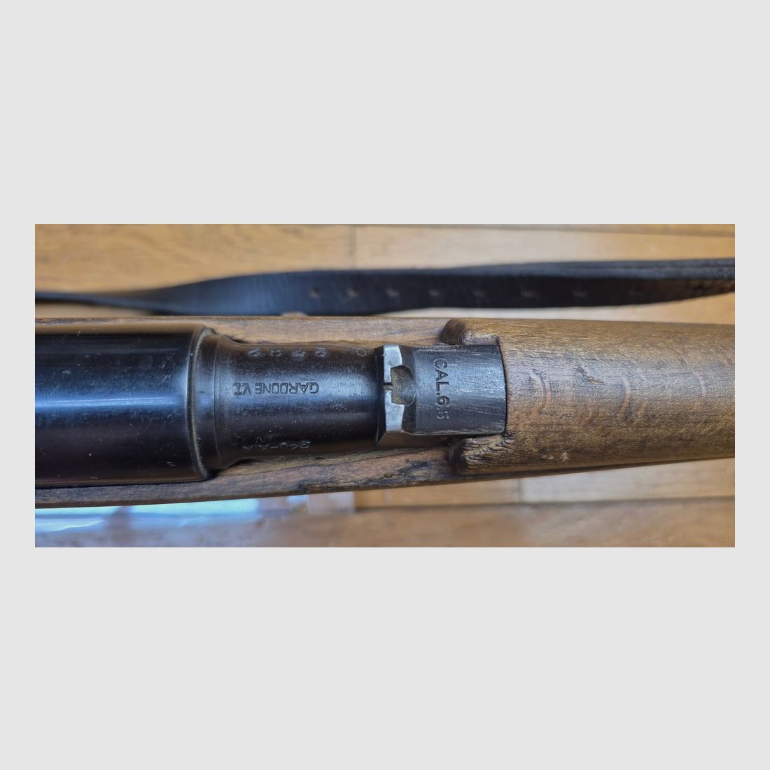 Très beau mousqueton de cavalerie ou Moschetto da Cavalleria Carcano Modèle 1938 – Arsenal de Gardone V.T. – Cal. d&rsquo;origine 6,5×52 – Baïonnette pliante intégrée – Bretelle – Arme de 1940 – Bois en TBE – Très bonne mécanique et très beau canon – TBE+/TBE++, image 1 sur 28