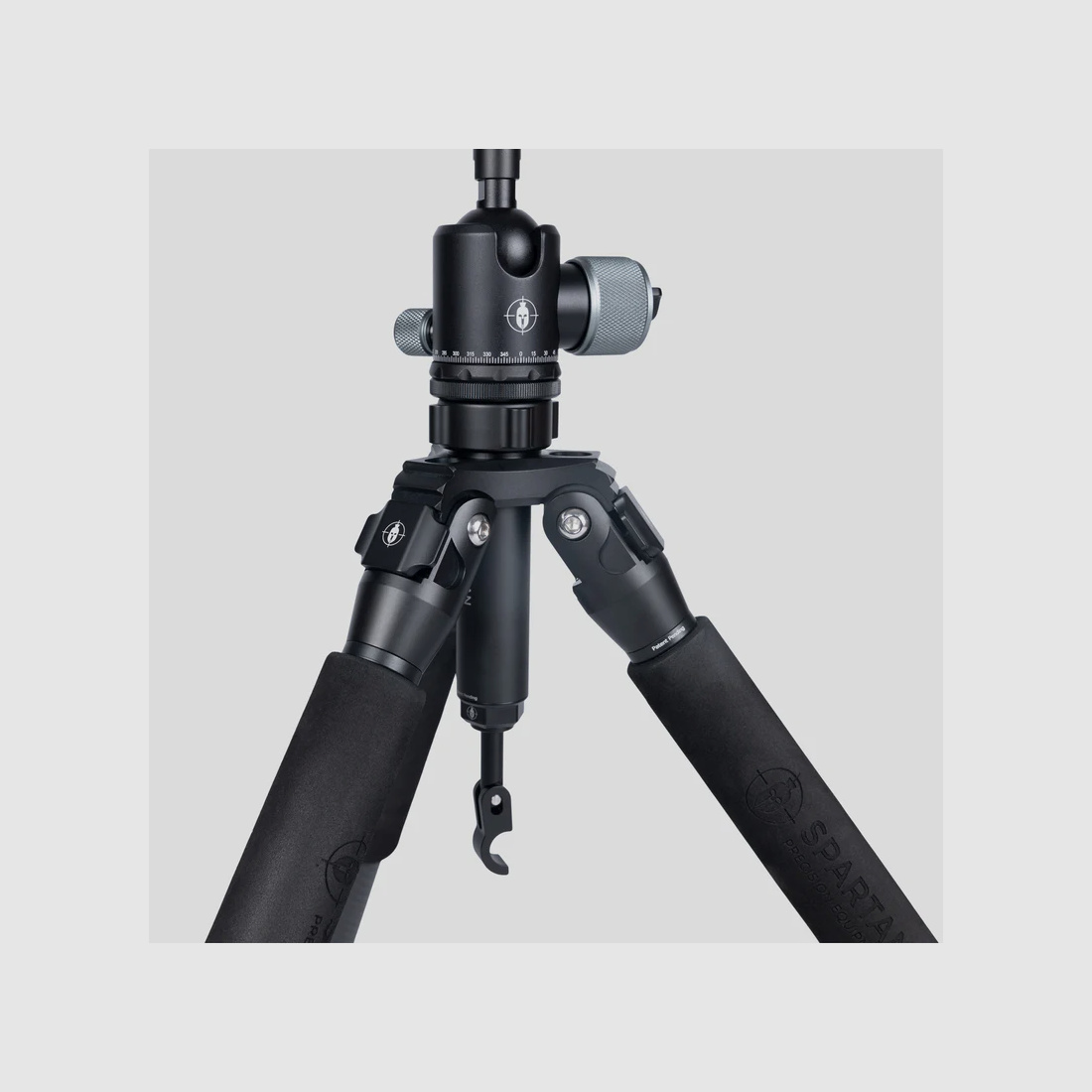 Spartan Precision Equipment Ascent Tripod™ Gen 2 Woodland mit Davros Pro Head™ und Trekkingstockgriffen