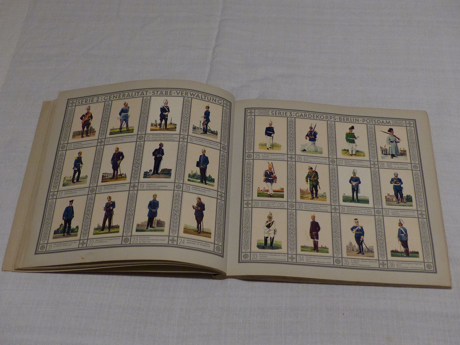 Uniformen van het oude leger compleet stickeralbum rond 1933 WKI WKII