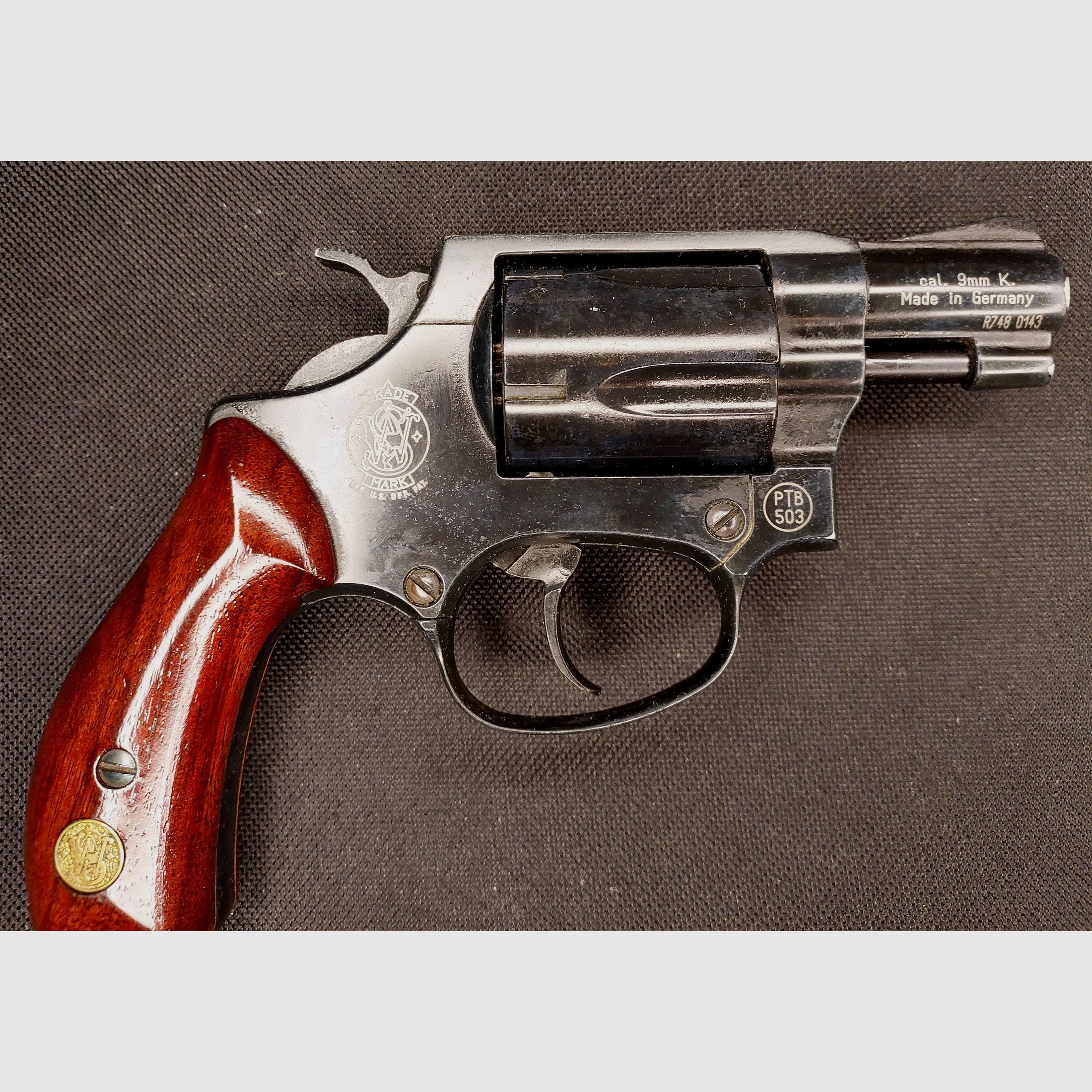 Smith & Wesson Chiefs Special revolver a salve calibro 9mm R.K. brunito (PTB 794) con impugnature in legno