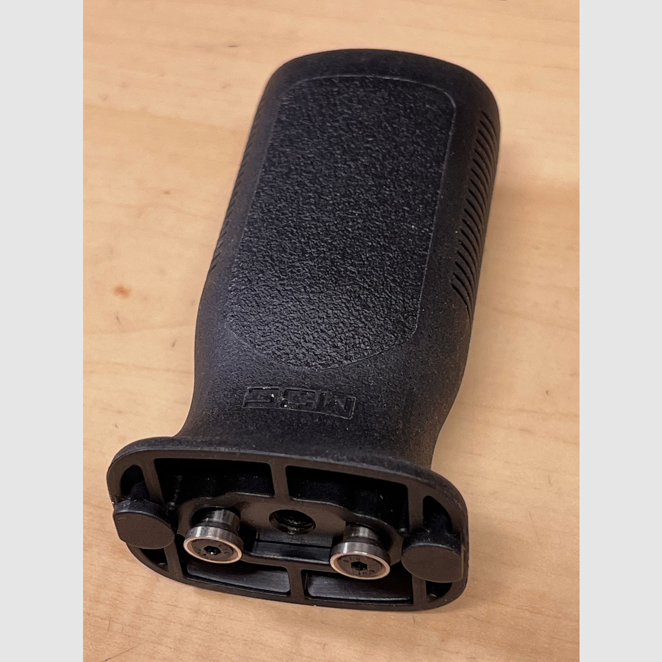 Przedni uchwyt do Airsoftu pionowy w czerni wersja średnia, Klucz - MOD