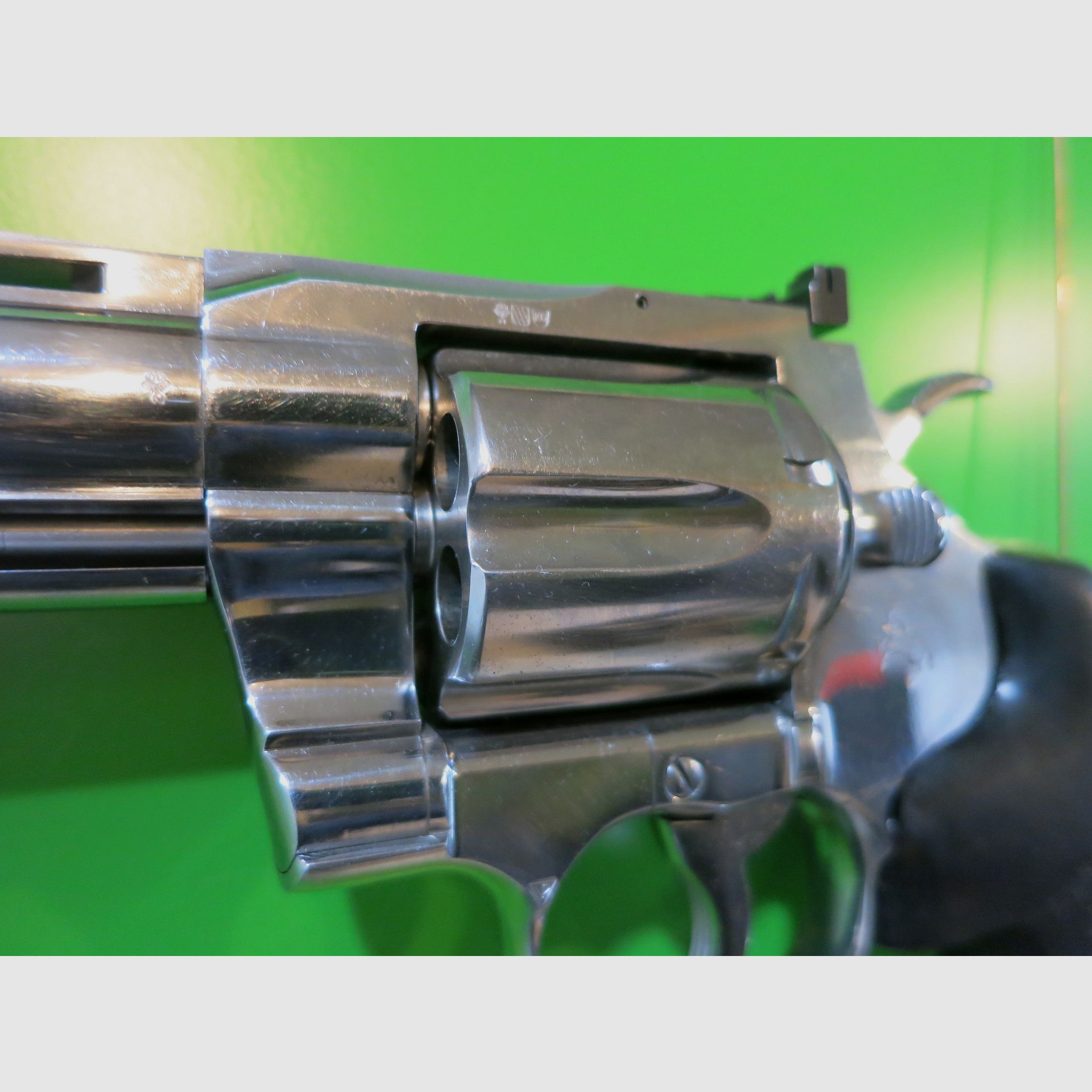Revolver COLT PYTHON, Stainless (Hochglanzpoliert), .357 Magnum, 4" Lauf, Gummi-Sportgriff   #25-