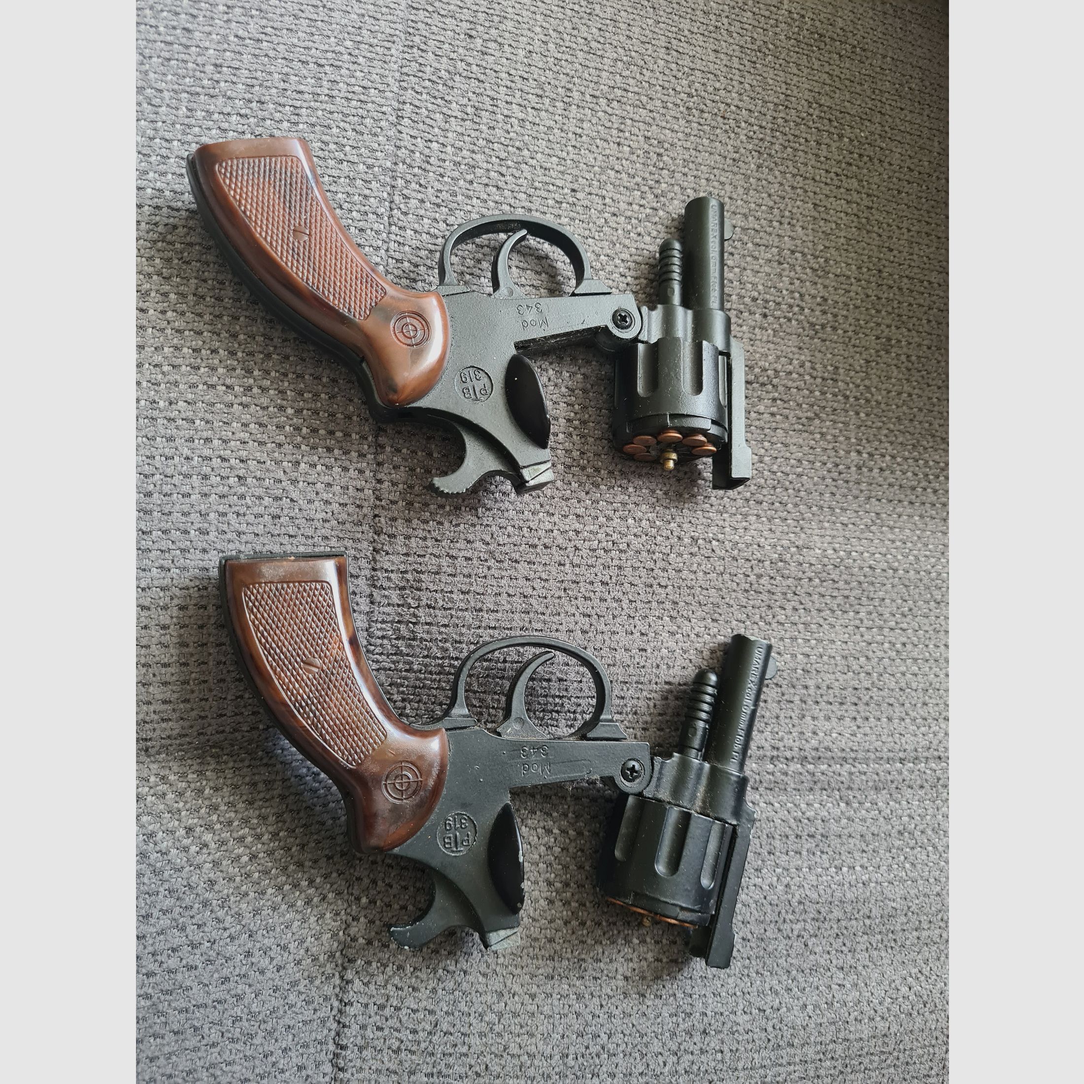 2 blank-firing guns