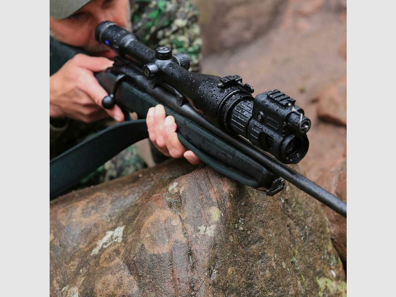 Dispositivo de visión nocturna de doble uso Dycon DNVC-3 Black Mamba incluido con iluminador IR LED Predator 2