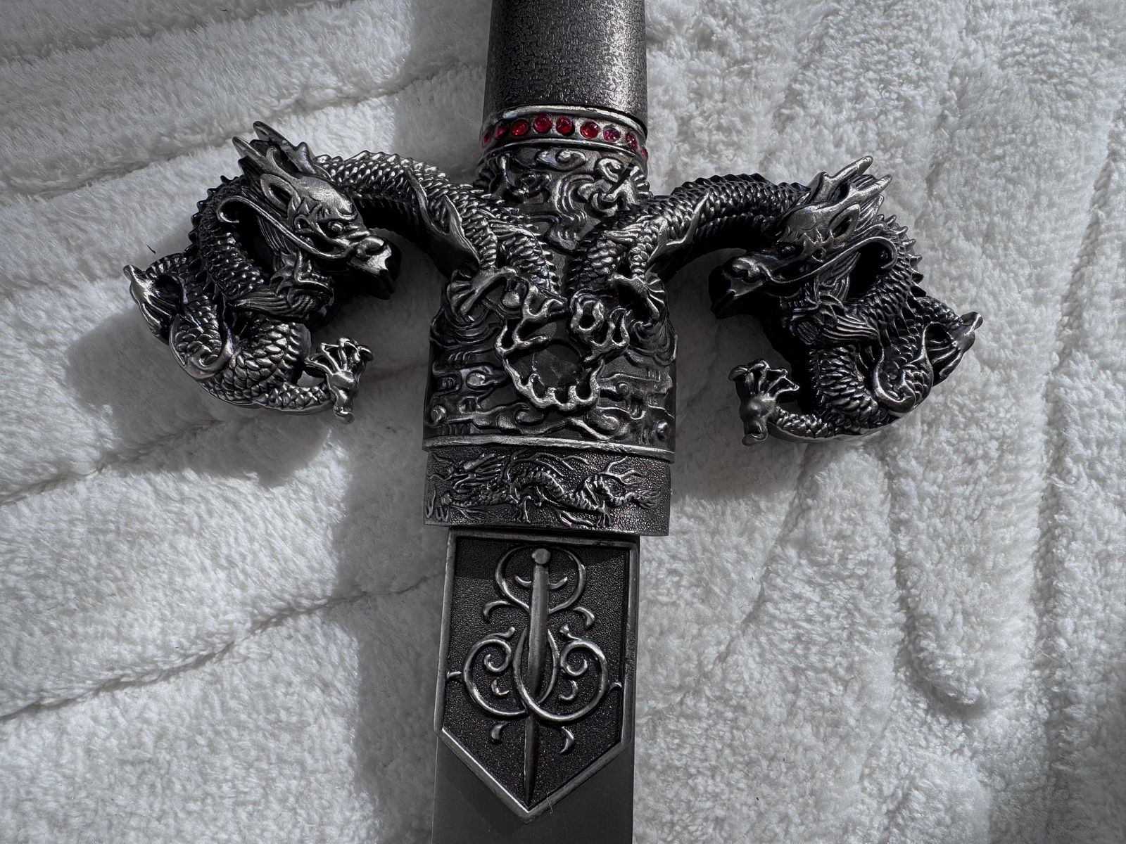 Dekoratives Drachenschwert im asiatischen Stil