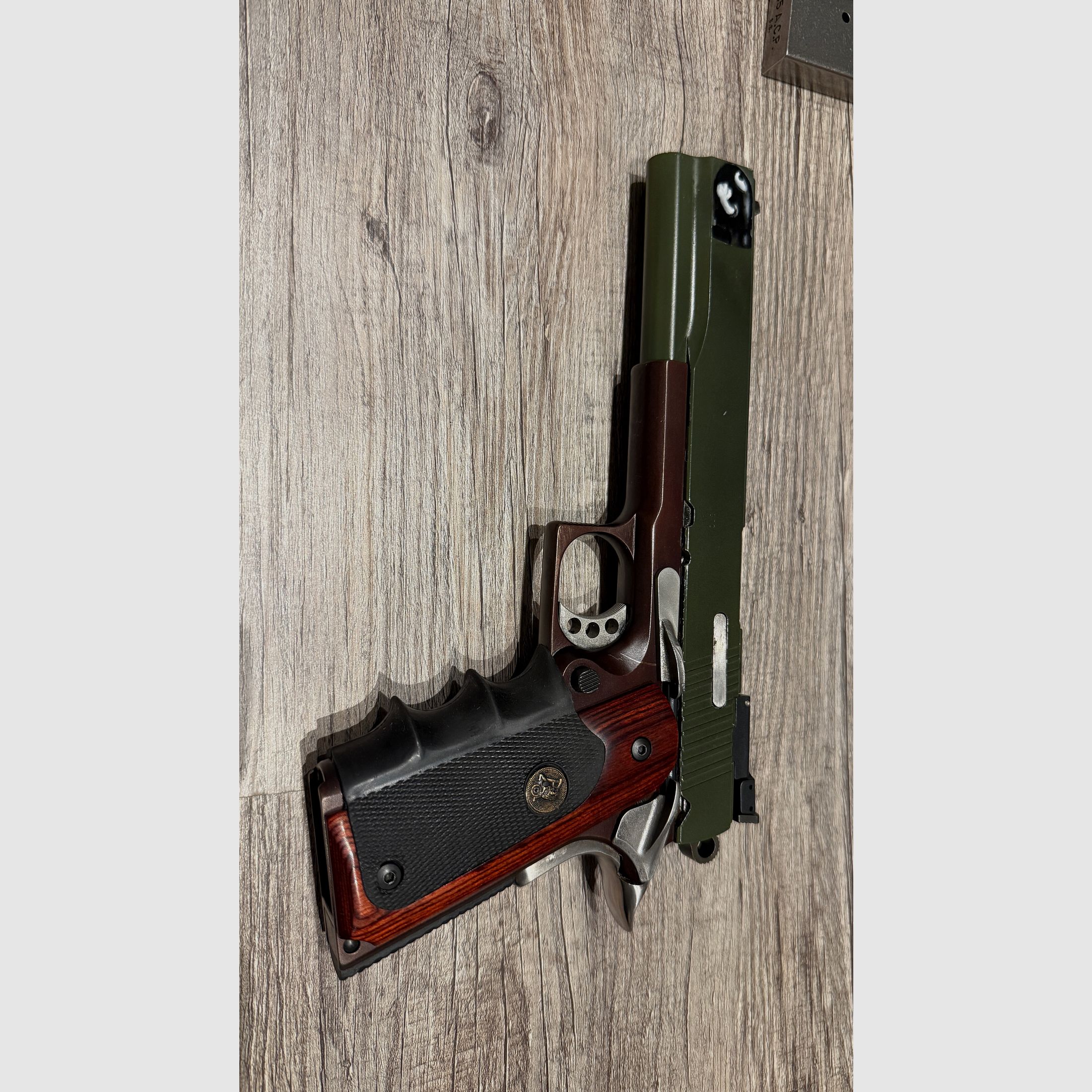 1911 Peters Stahl .45 ACP, 10mm en 9mm Luger Pachmeyr grip