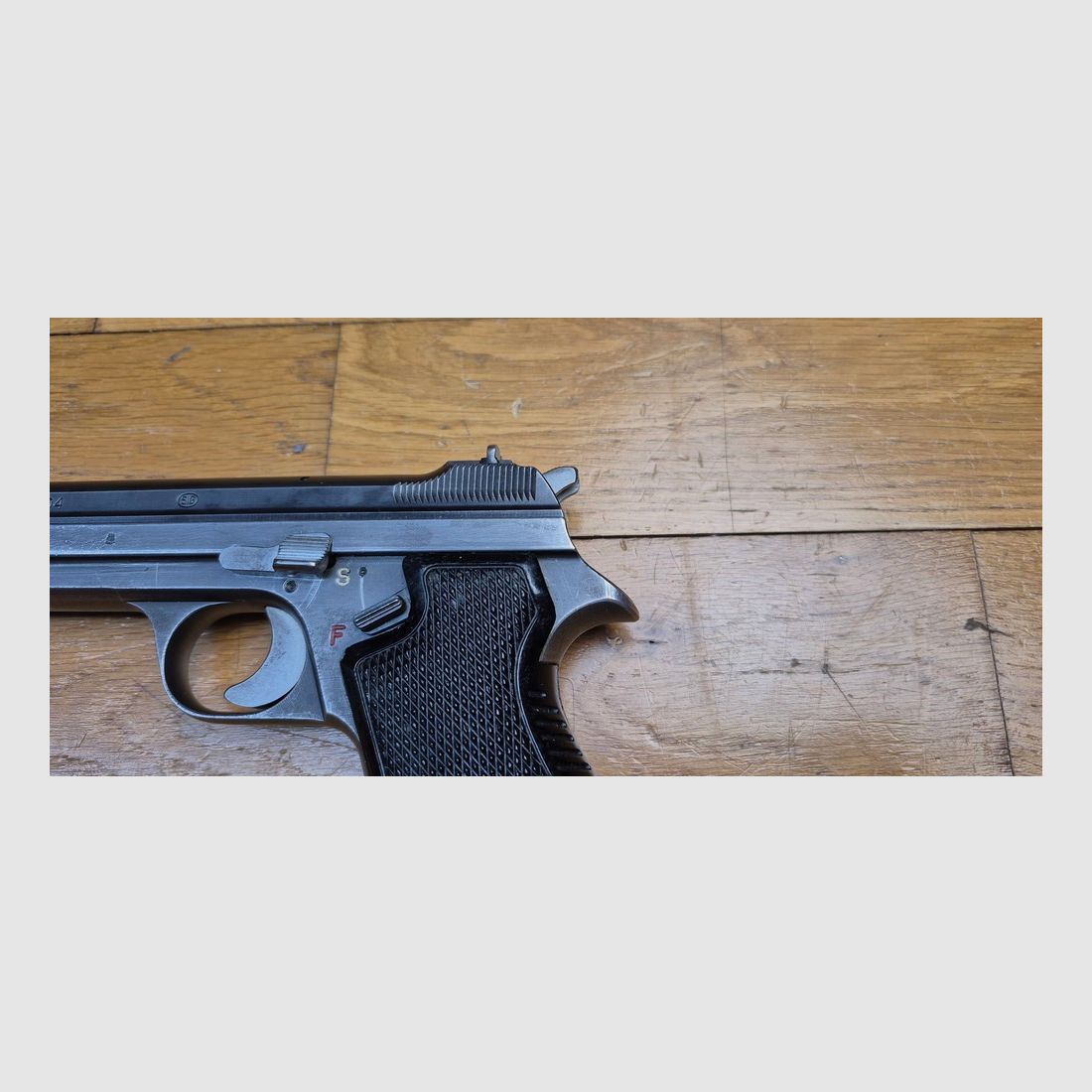 SELTE pistolet SIG P210-4 – Germanische Version des Schweizer Mythos im 9 para – SIG P210 Waffen hergestellt in der Schweiz für die deutschen Grenzwächter – Nur 5.500 Waffen im Jahr 1951 – Seltene Version des SIG P210 mit Ladeindikator und ohne Trageriemenring – Variante der zweiten Lieferung von 1951 – Guter Bronzierung – Traumhaftes Funktionieren und Lauf – 2. Magazin zusätzlich enthalten – Seltene Version in TBE, Bild 4 von 20