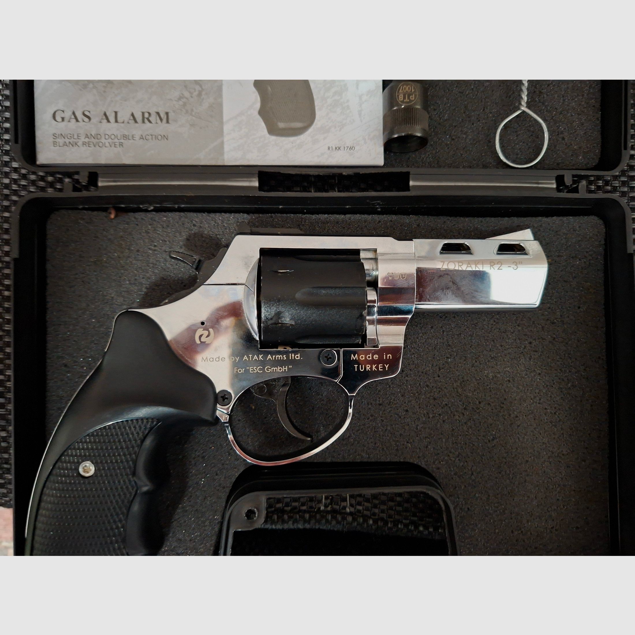Zoraki R2 3 pulgadas PIEZA ÚNICA.Descripción Querida comunidad de eGun,  está a la venta un Zoraki R2 3" en calibre 9 mm R.K. en una excepcional versión Duo-Tone cromo/negro.  El revólver cuenta con el armazón y cañón cromados, así como un tambor negro y cachas negras. El tambor negro proviene originalmente de otro revólver y fue instalado en este ejemplar. Esto creó esta combinación Duo-Tone muy interesante y visualmente atractiva, que nunca estuvo disponible regularmente en el mercado libre y no corresponde a la versión de serie.  Otro punto visual destacado es el alza pintada de rojo, que le da al revólver un acento individual adicional.  El revólver ha sido disparado por mí muy poco y se encuentra en un estado muy bueno, casi como nuevo. Técnicamente, el revólver está completamente funcional.  Prueba de fuego: CB (2021)     Contenido del envío:  - Zoraki R2 3" – PTB 1007  - Maletín original  - Documentos originales  - Cepillo de limpieza  - Copa de disparo     Una buena oportunidad para coleccionistas y amantes de los revólveres Zoraki que buscan una versión Duo-Tone inusual.     ¡Por favor, presta atención a las condiciones en MyGun!    Homologación de serie para pistolas / revólveres PTB-Nr.:   1007 más información:  Descripción Querida comunidad de eGun,  está a la venta un Zoraki R2 3" en calibre 9 mm R.K. en una excepcional versión Duo-Tone cromo/negro.  El revólver cuenta con el armazón y cañón cromados, así como un tambor negro y cachas negras. El tambor negro proviene originalmente de otro revólver y fue instalado en este ejemplar. Esto creó esta combinación Duo-Tone muy interesante y visualmente atractiva, que nunca estuvo disponible regularmente en el mercado libre y no corresponde a la versión de serie.  Otro punto visual destacado es el alza pintada de rojo, que le da al revólver un acento individual adicional.  El revólver ha sido disparado por mí muy poco y se encuentra en un estado muy bueno, casi como nuevo. Técnicamente, el revólver está completamente funcional.  Prueba de fuego: CB (2021)     Contenido del envío:  - Zoraki R2 3" – PTB 1007  - Maletín original  - Documentos originales  - Cepillo de limpieza  - Copa de disparo     Una buena oportunidad para coleccionistas y amantes de los revólveres Zoraki que buscan una versión Duo-Tone inusual.     ¡Por favor, presta atención a las condiciones en MyGun!    Homologación de serie para pistolas / revólveres PTB-Nr.:   1007 más información: