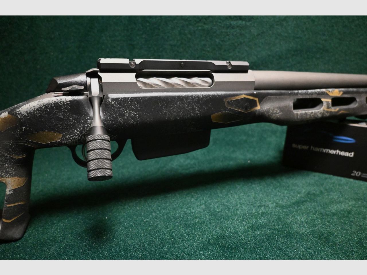 Tikka Roughtech dans la crosse de fusil allemande