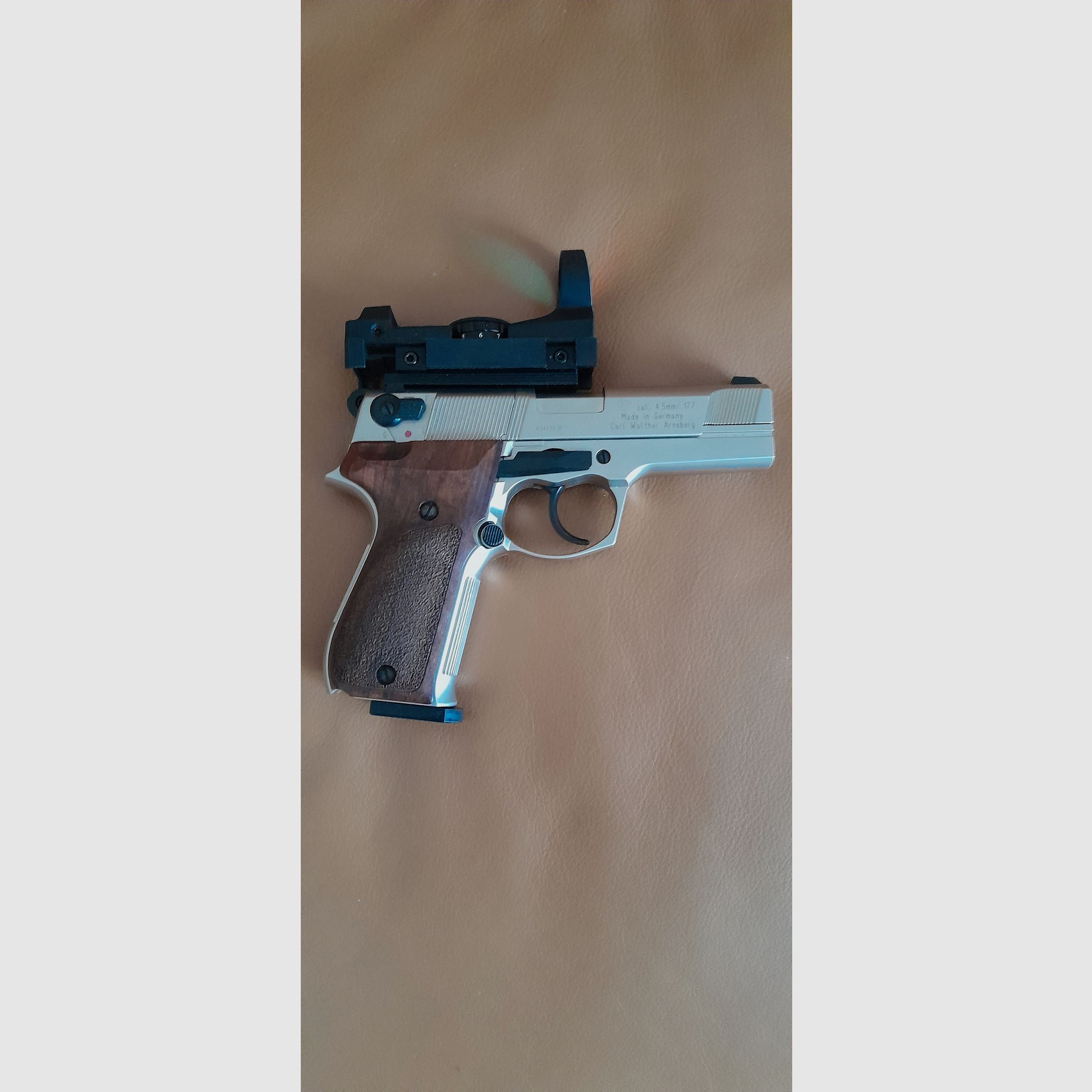 Vernickelte Walther CP88, CO2-Pistole, mit Echtholzgriffschalen und Rotpunktvisier