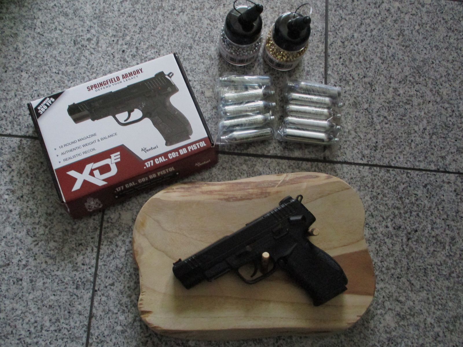 Springfield XDE 4,5 mm BB Co2-Pistole  +  2x 1500 BB  +  18 Umarex 12g Kapseln  +  Wandbrett  NEU