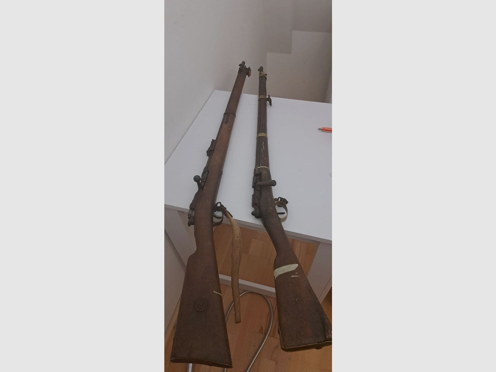 Die beiden Gewehre auf dem Bild sind historische Militärgewehre mit Zylinderverschluss 