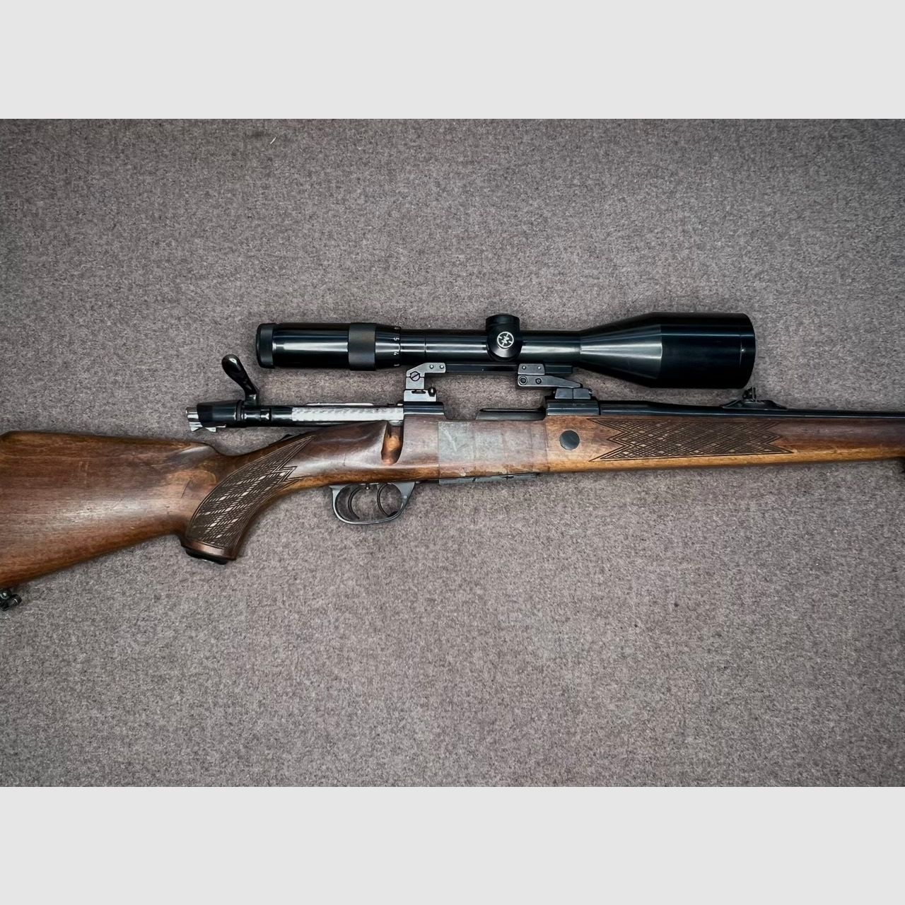 Rifle de cerrojo AKAH Saturn cal. 7x64 con visor